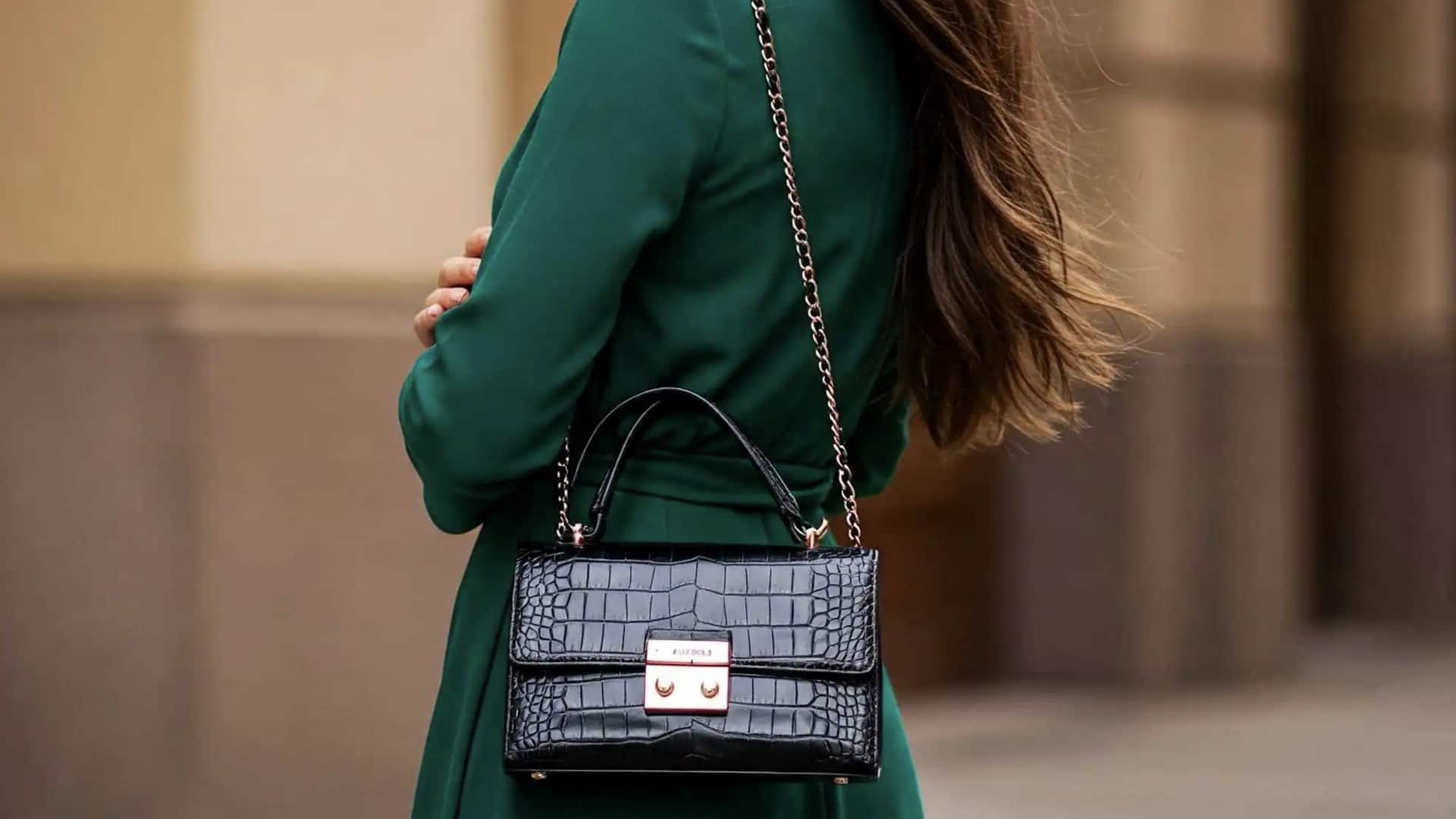 กระเป๋าคลัตช์สีสดใส แมตช์กับชุดราตรีได้อย่างลงตัว