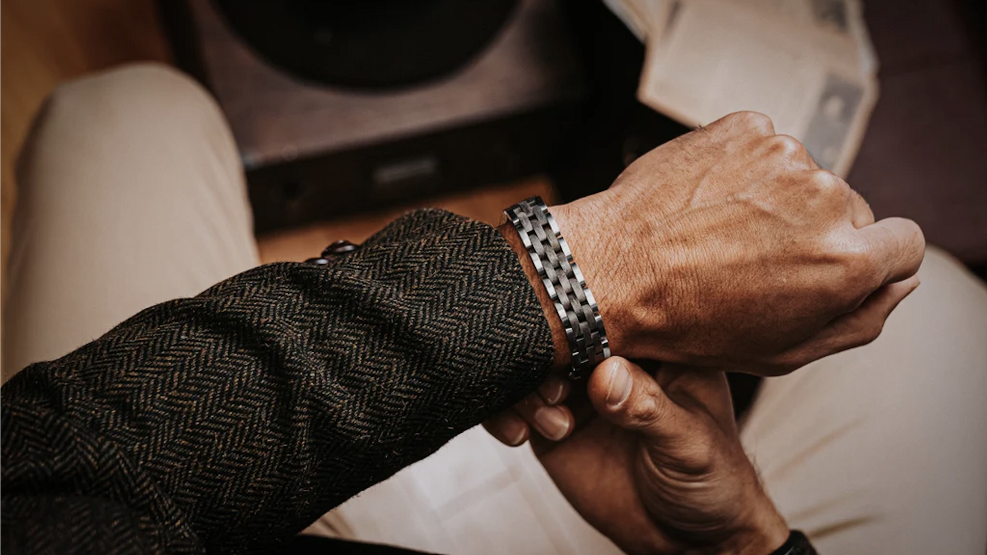 สไตล์แฟชั่นแมตช์กับกำไลไม้อย่างลงตัว