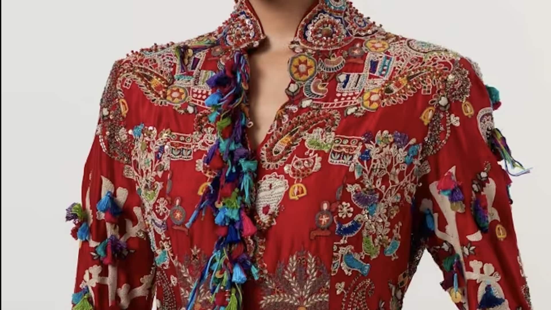 5 ลุคแฟชั่นเสื้อคลุมปักลายที่เข้ากับกระโปรงยาวข้อเท้าอย่างมีสไตล์