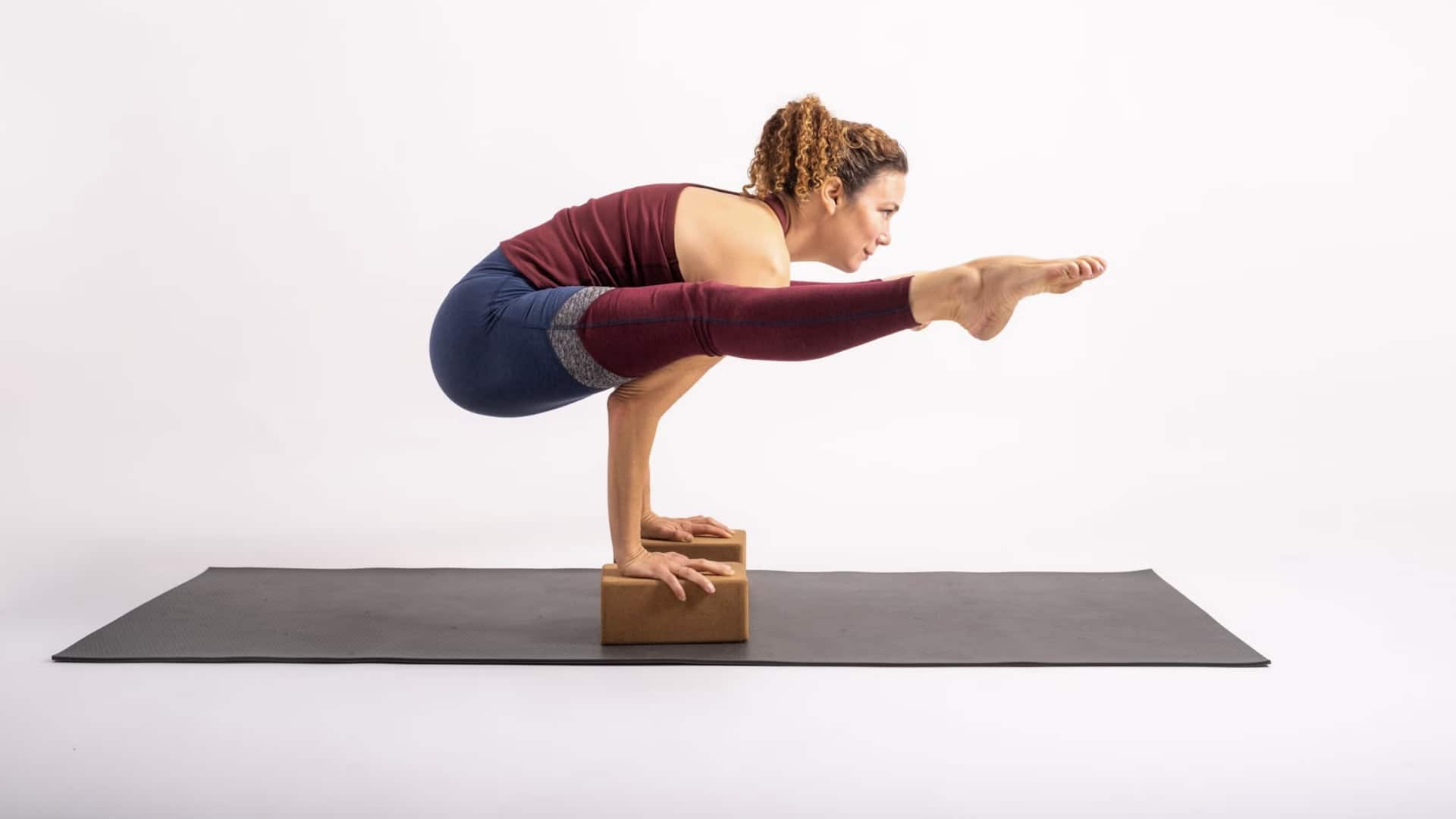 ฝึกท่าโยคะไฟร์ฟลายอย่างมั่นใจใน 3 ขั้นตอนง่าย ๆ