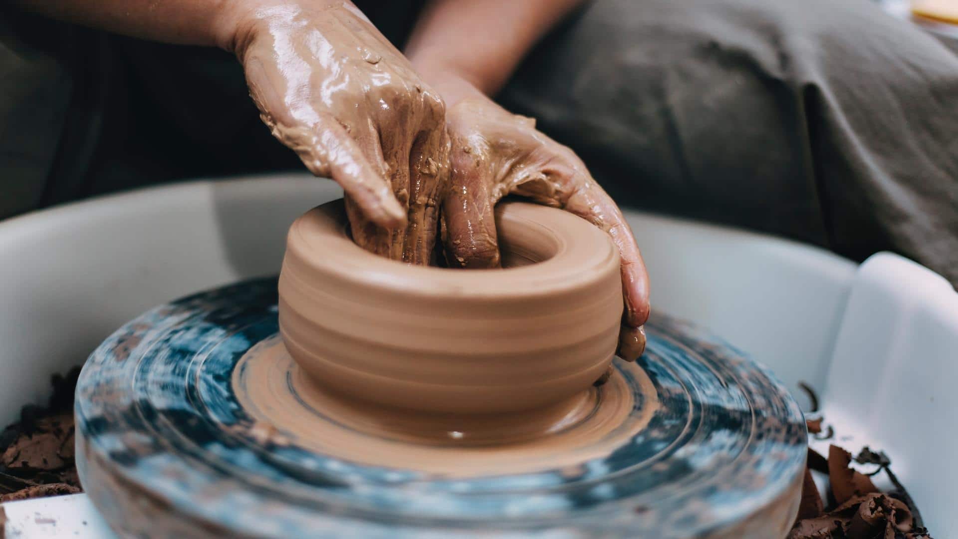 5 วิธีคลายเครียดด้วยการปั้นดินเผา