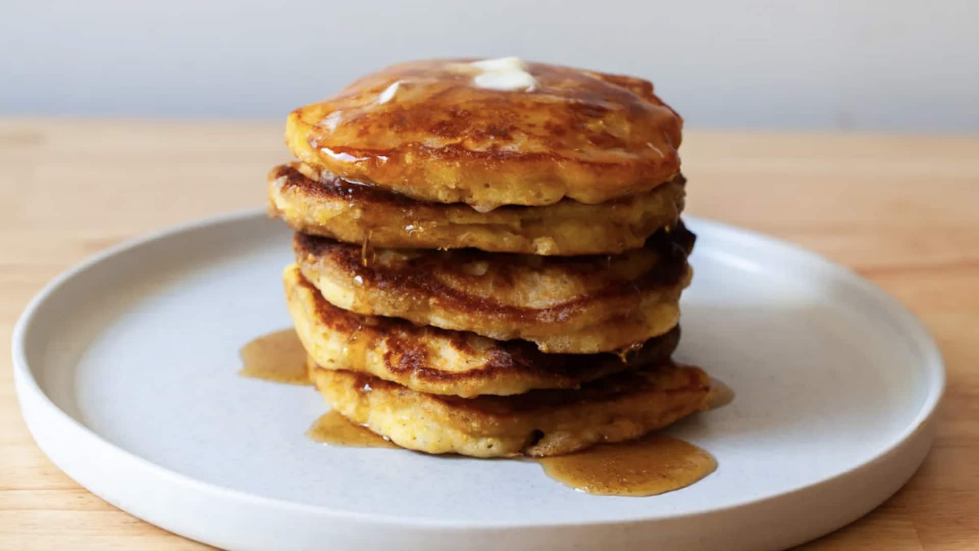 แพนเค้กข้าวโพดหวานกับซอสพริกไทย