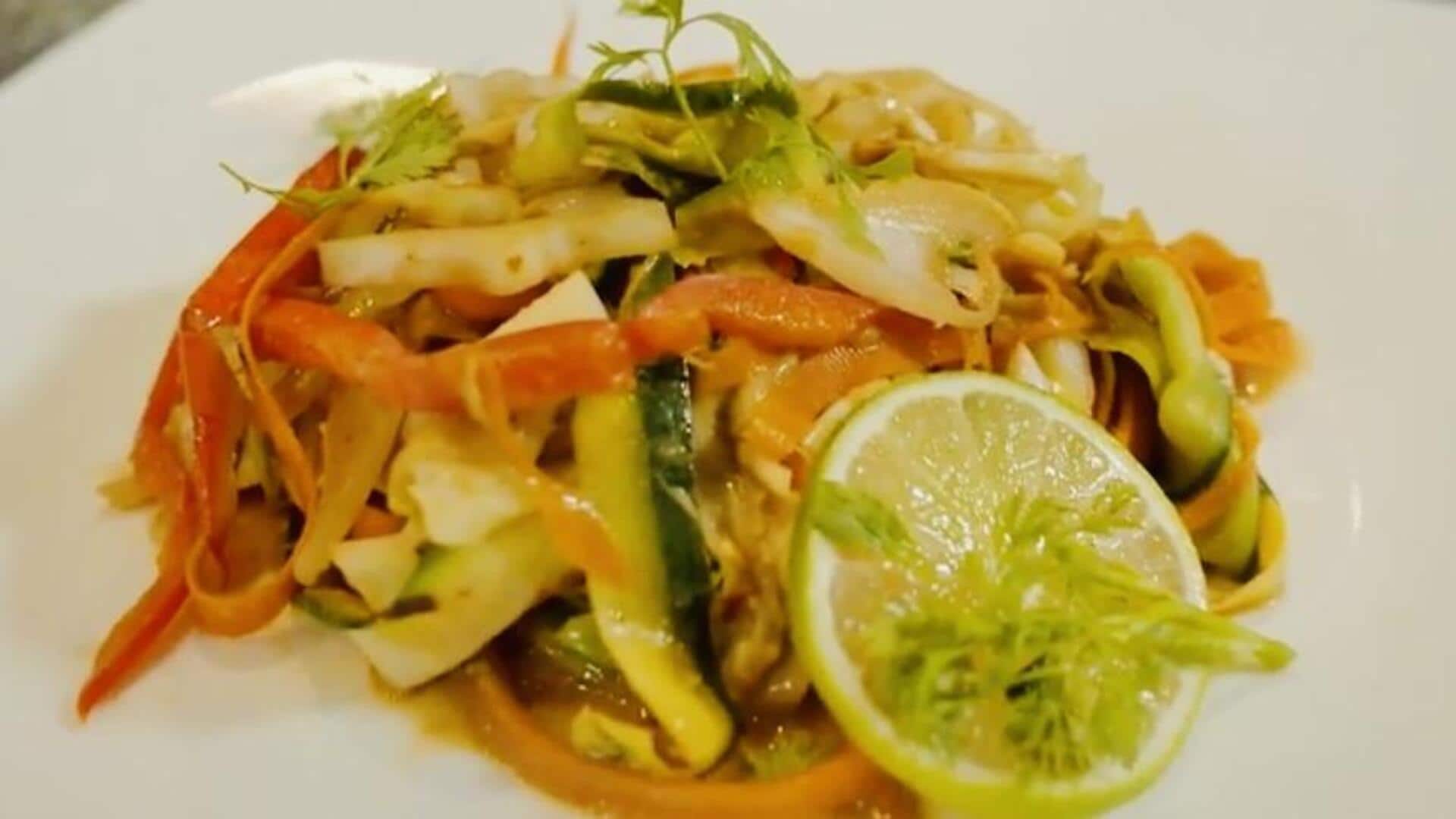ผัดไทยเผ็ดแปลงโฉมใหม่ด้วยซูกินีสด ผัดไทยเผ็ดแปลงโฉมใหม่ด้วยซูกินีสด