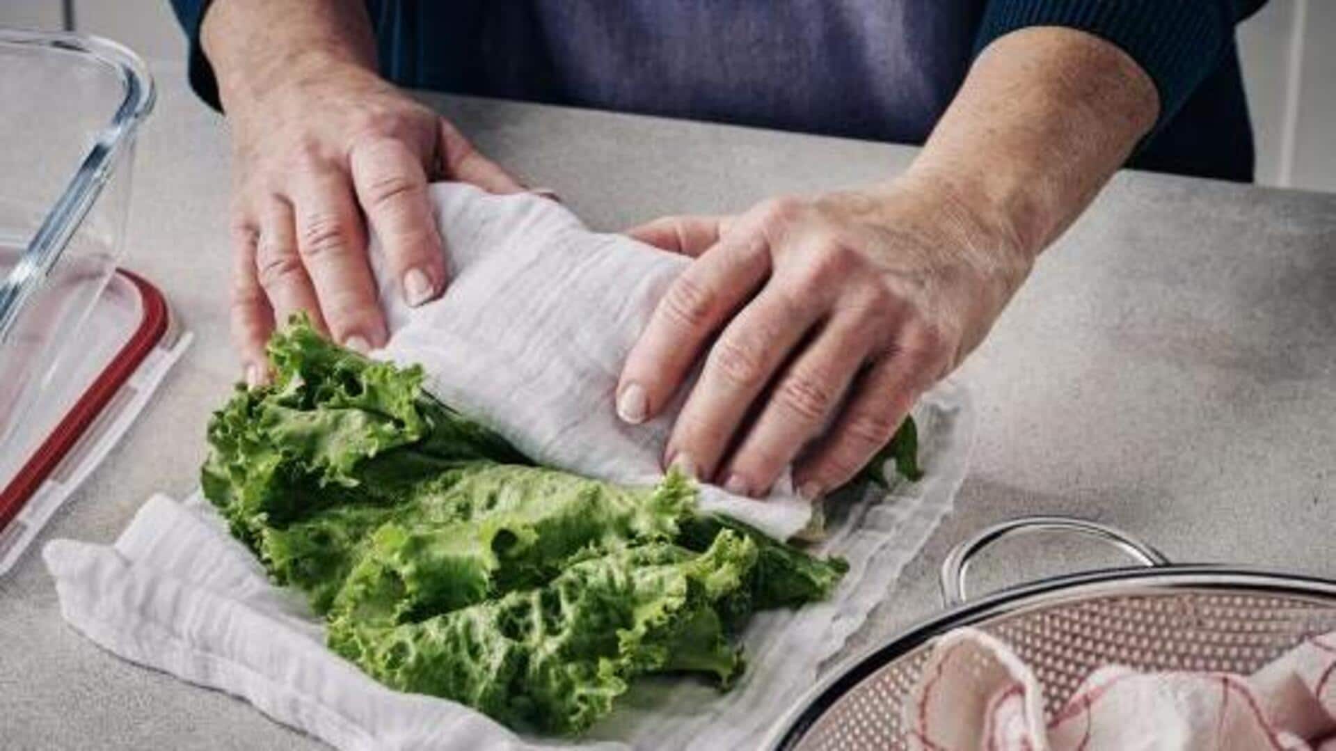 วิธีง่ายๆ ในการรักษาความสดของผักใบเขียวคือการห่อด้วยผ้า