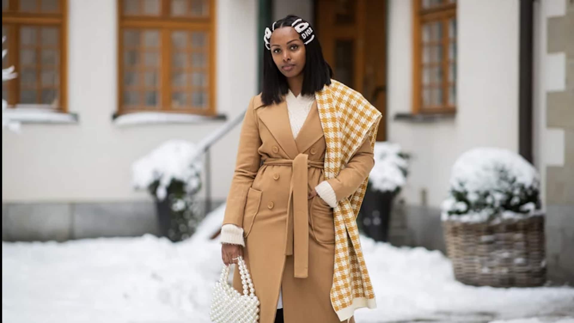 5 สไตล์ที่แมตช์ได้ลงตัวกับผ้าพันคอพัฟเฟอร์