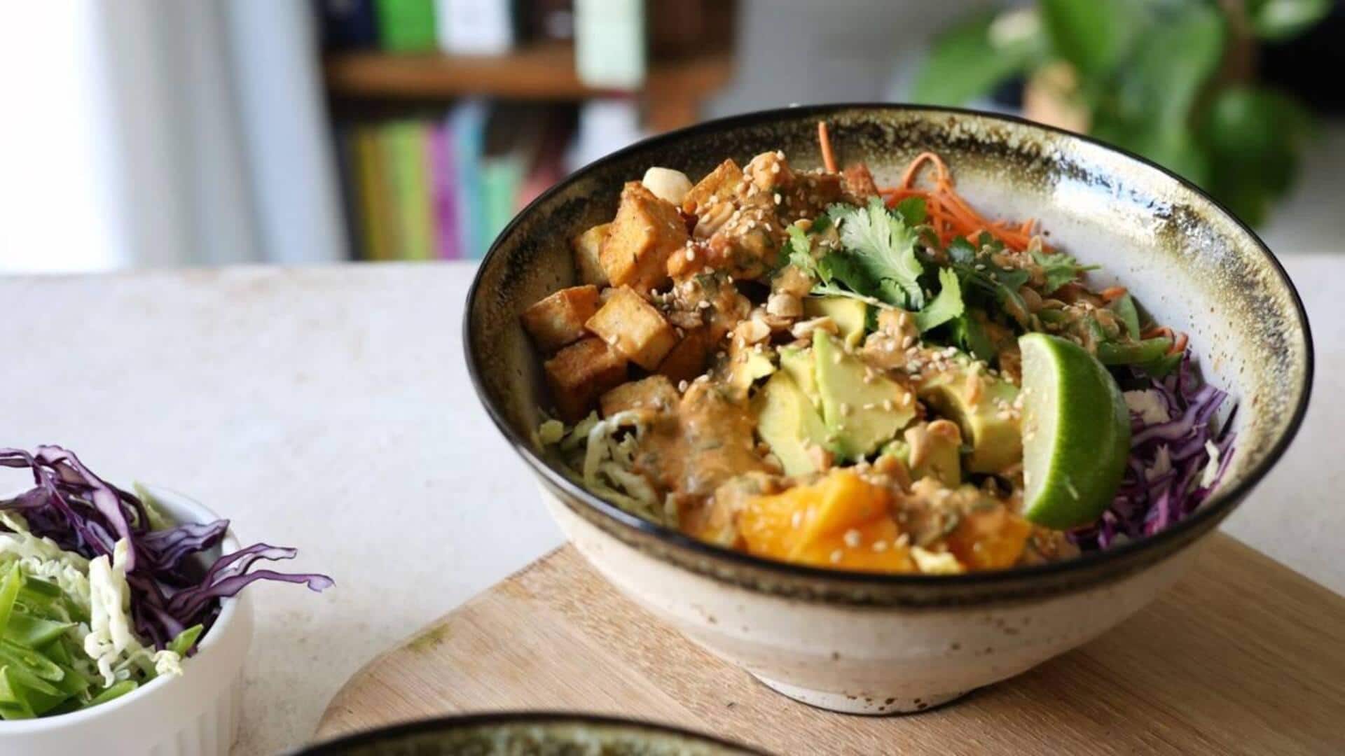 สลัดยอดมะพร้าว เมนูมังสวิรัติสดใหม่ หอมกรอบ