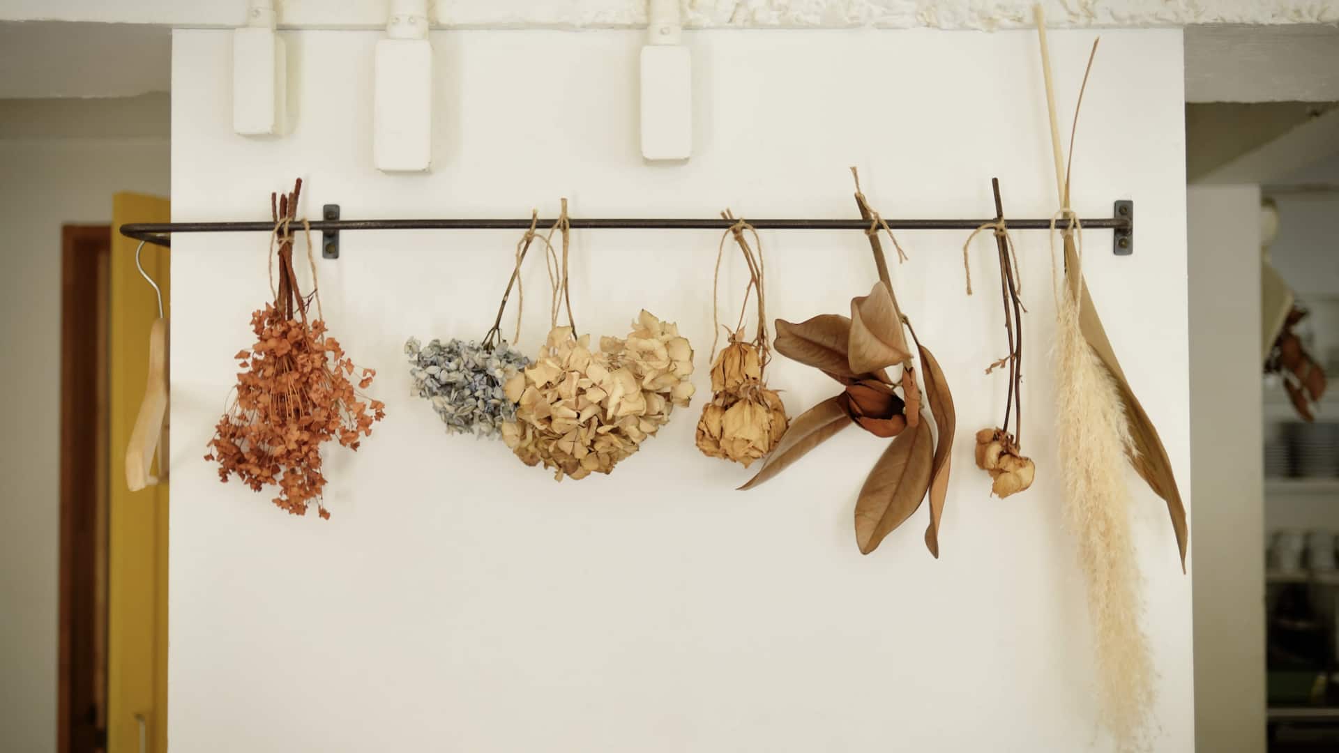 เปลี่ยนช่อดอกไม้แห้งให้กลายเป็นของแต่งบ้านสุดชิค เปลี่ยนช่อดอกไม้แห้งให้กลายเป็นของแต่งบ้านสุดชิค