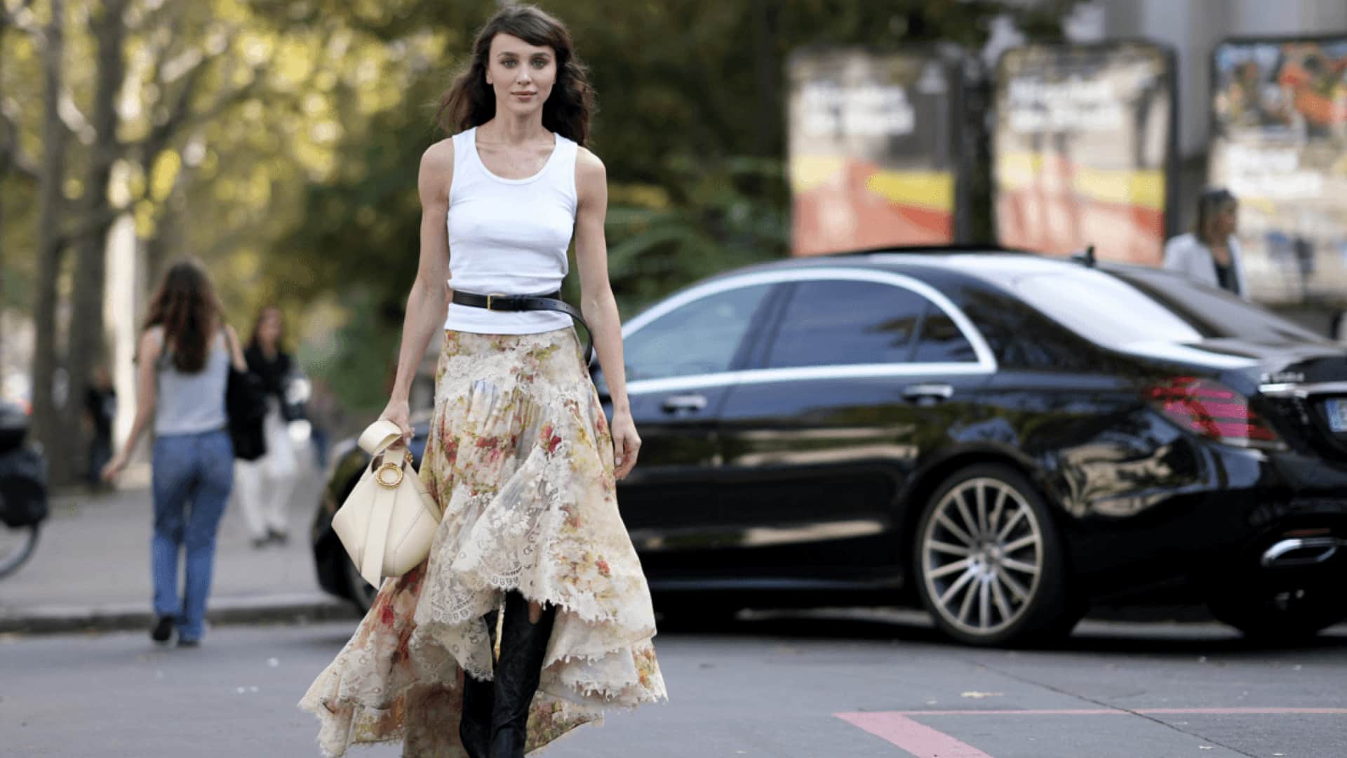 ลุคสุดชิคกับเสื้อกล้ามและกระโปรงผ้าทอมือ