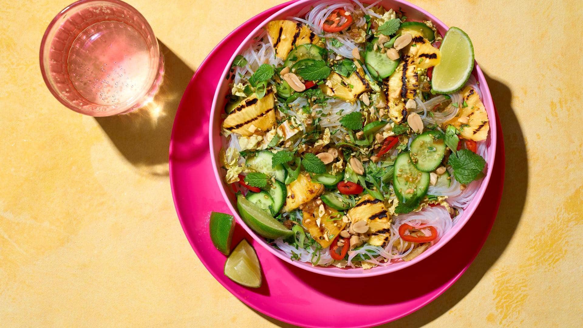 เมนูสลัดวุ้นเส้นสับปะรดย่างกับสะระแหน่สด