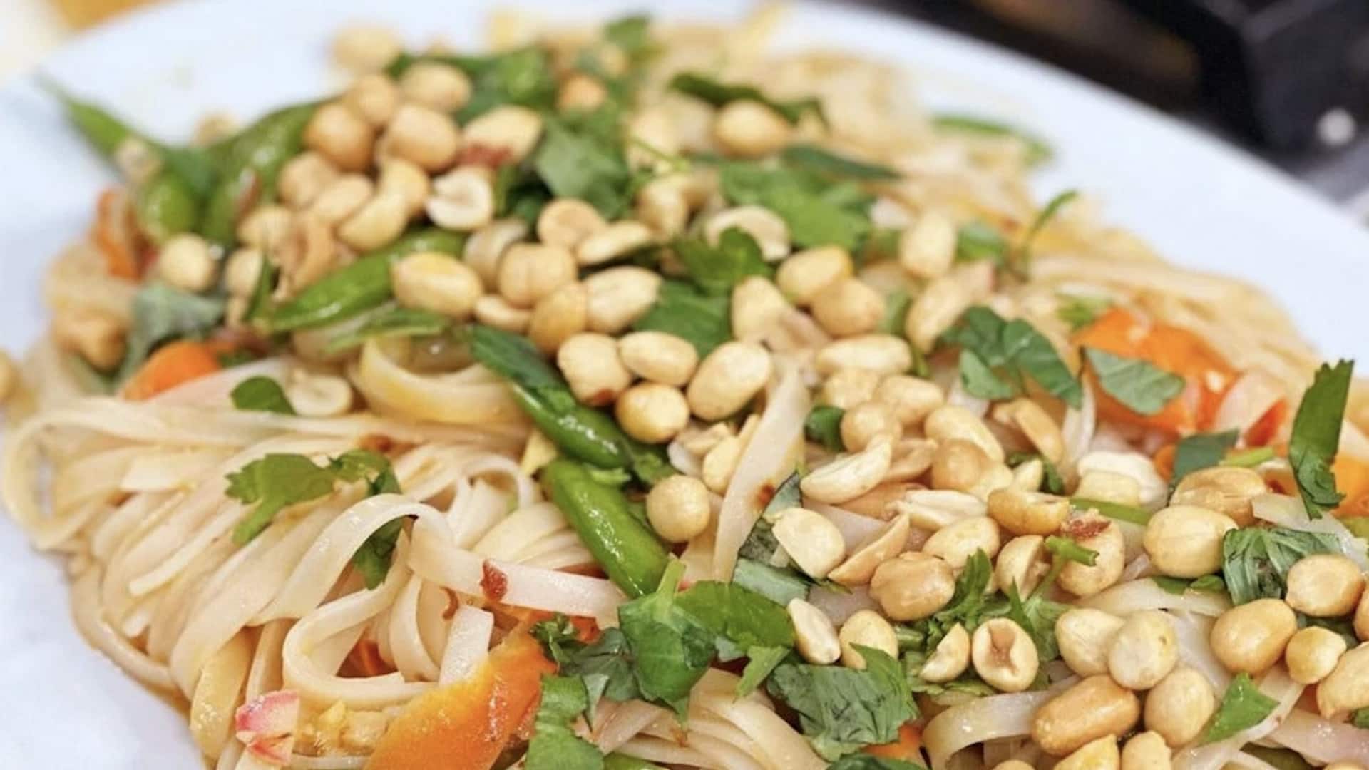 เมนูก๋วยเตี๋ยวพริกไทยใบโหระพากับมะพร้าวกรอบสุดสร้างสรรค์
