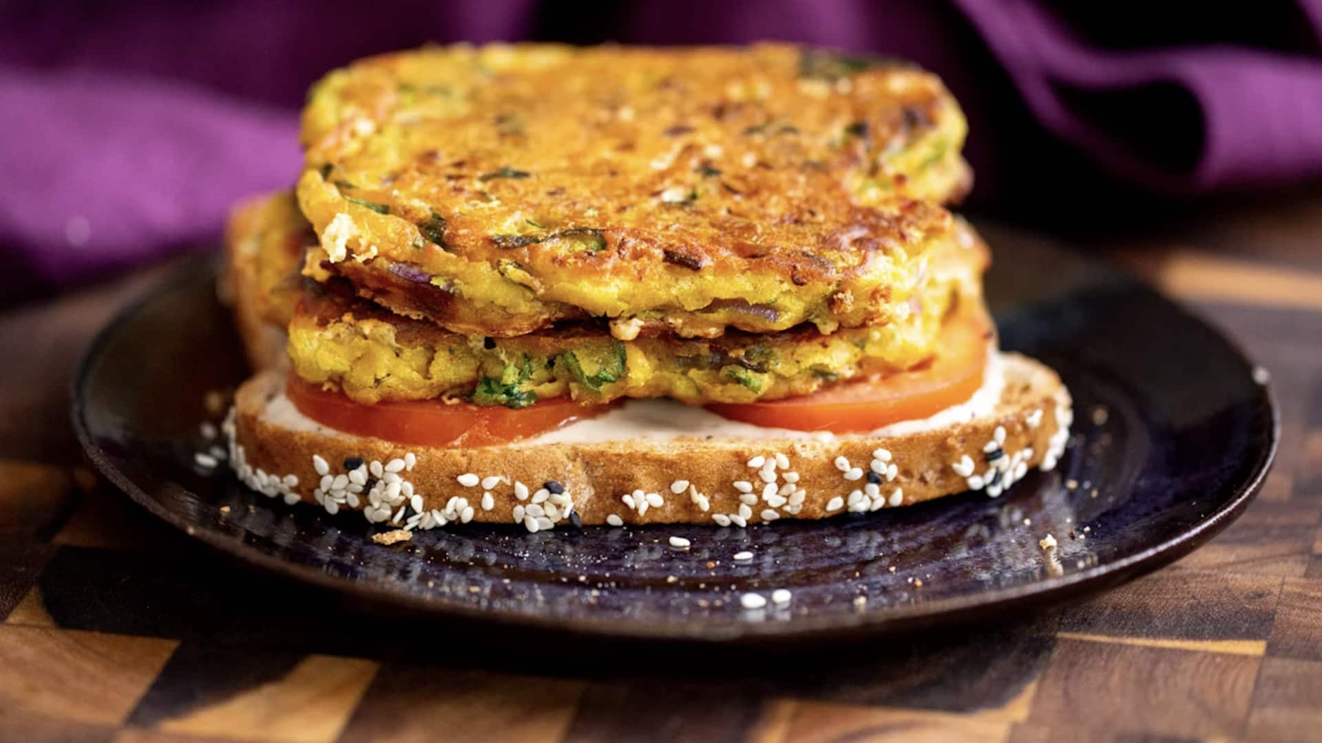 แพนเค้กแป้งถั่วลูกไก่กับผักและเครื่องเทศ