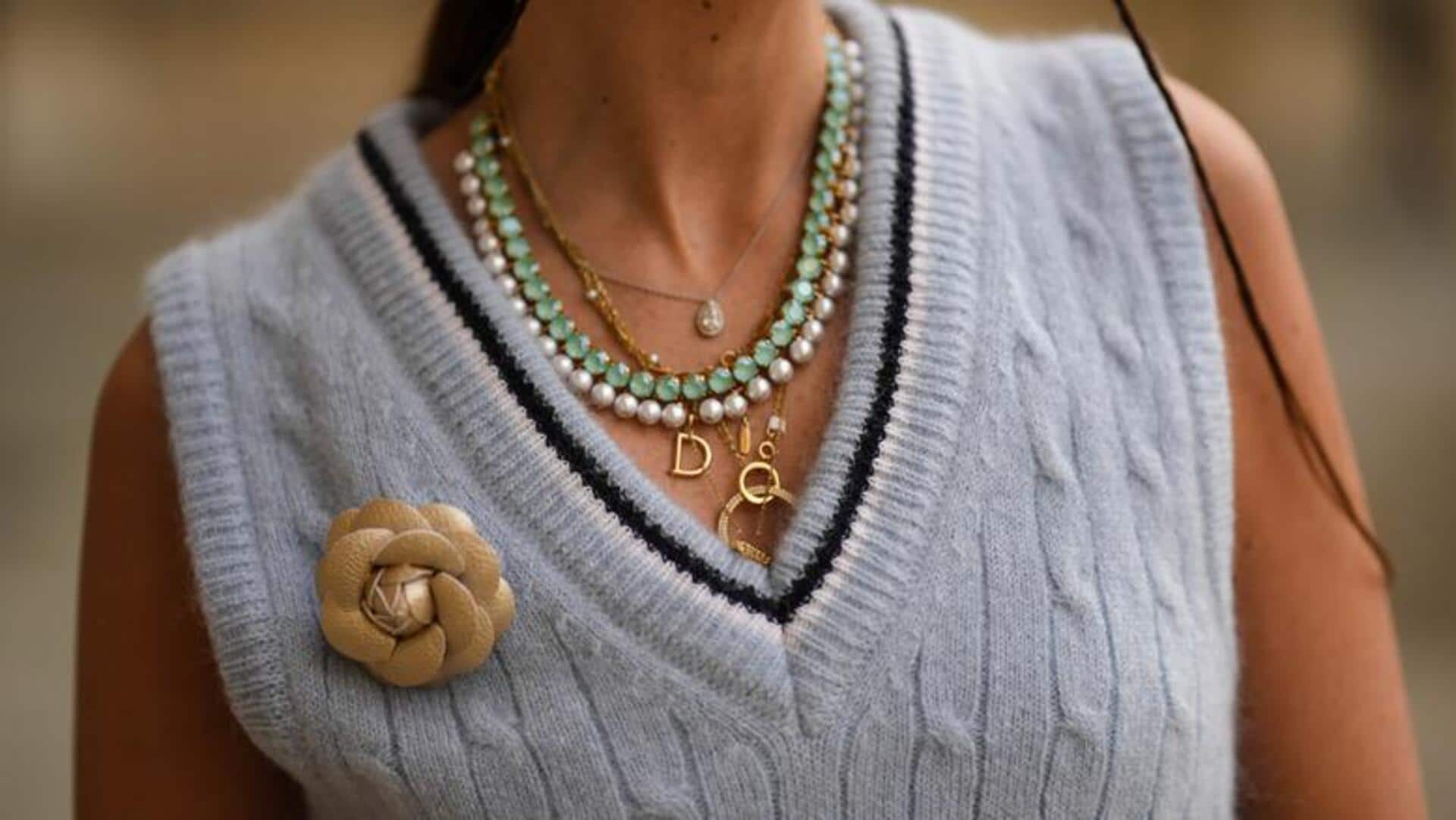5 สไตล์สร้อยคอที่แมตช์กับเสื้อสเวตเตอร์คอวีได้ลงตัว 