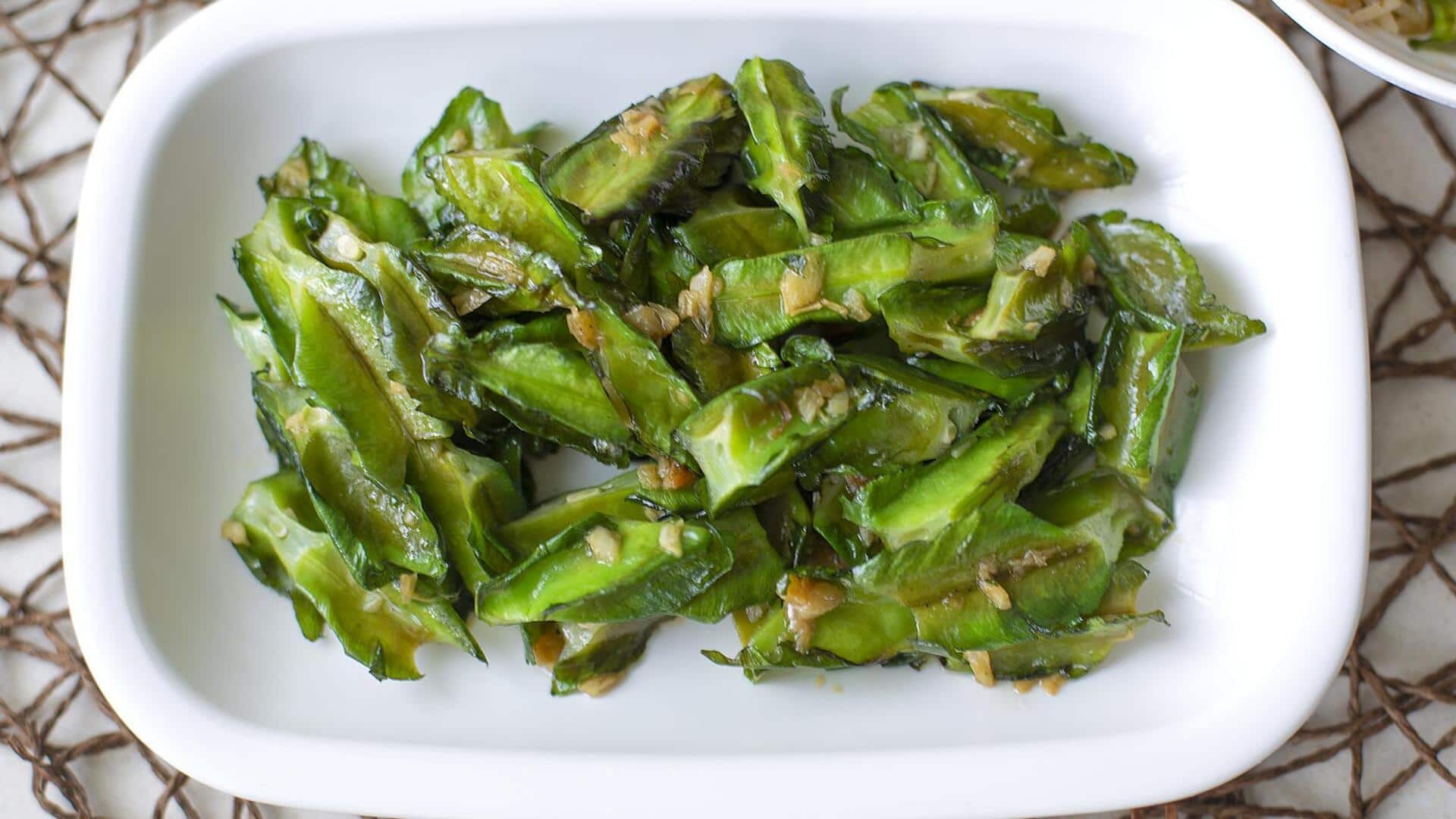 ผัดถั่วพูสับปะรด เมนูมังสวิรัติไทยรสชาติไม่เหมือนใคร