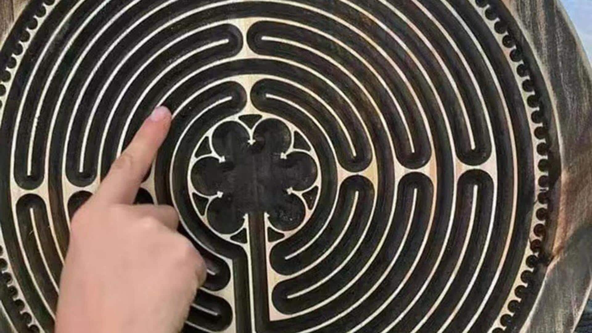 ผ่อนคลายความเครียดด้วยการวาดเขาวงกตด้วยนิ้ว