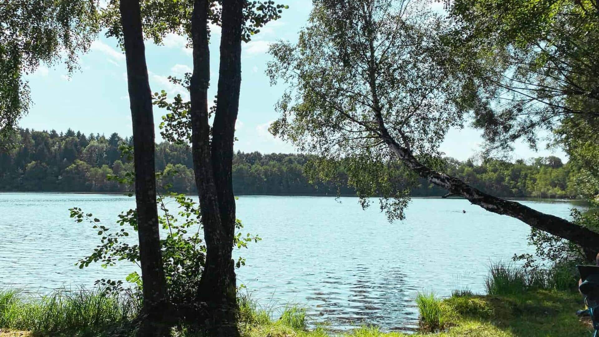 ทะเลสาบน้ำจืดใกล้เมืองมิวนิกที่เงียบสงบ