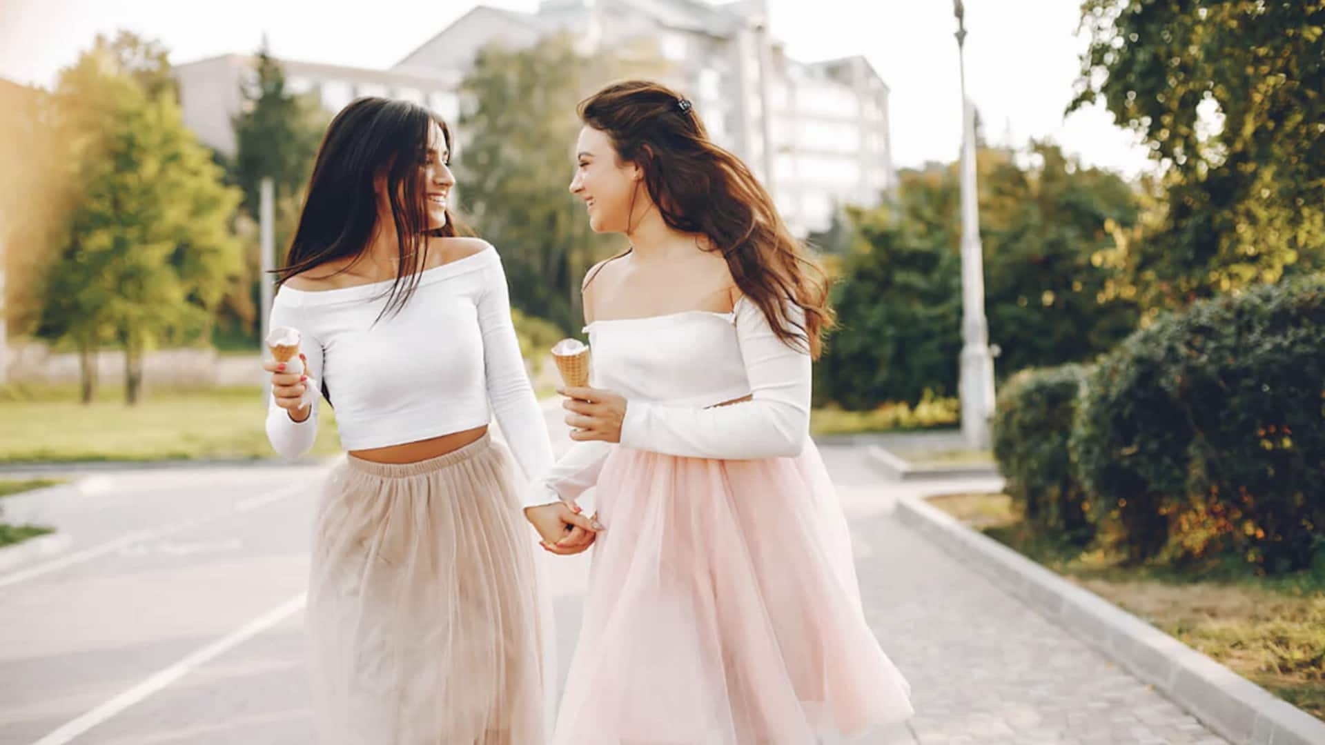 5 สไตล์แฟชั่นที่แมตช์ได้ดีกับชุดโอเวอร์เลย์ออร์แกนซ่าไฮโลว์