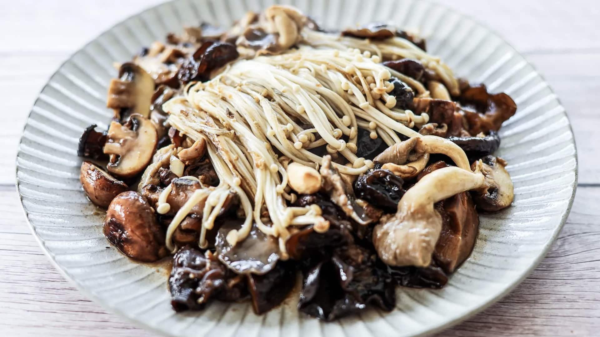 เมนูเห็ดผัดขิงกระเทียมในซอสถั่วเหลืองหอมอร่อย 