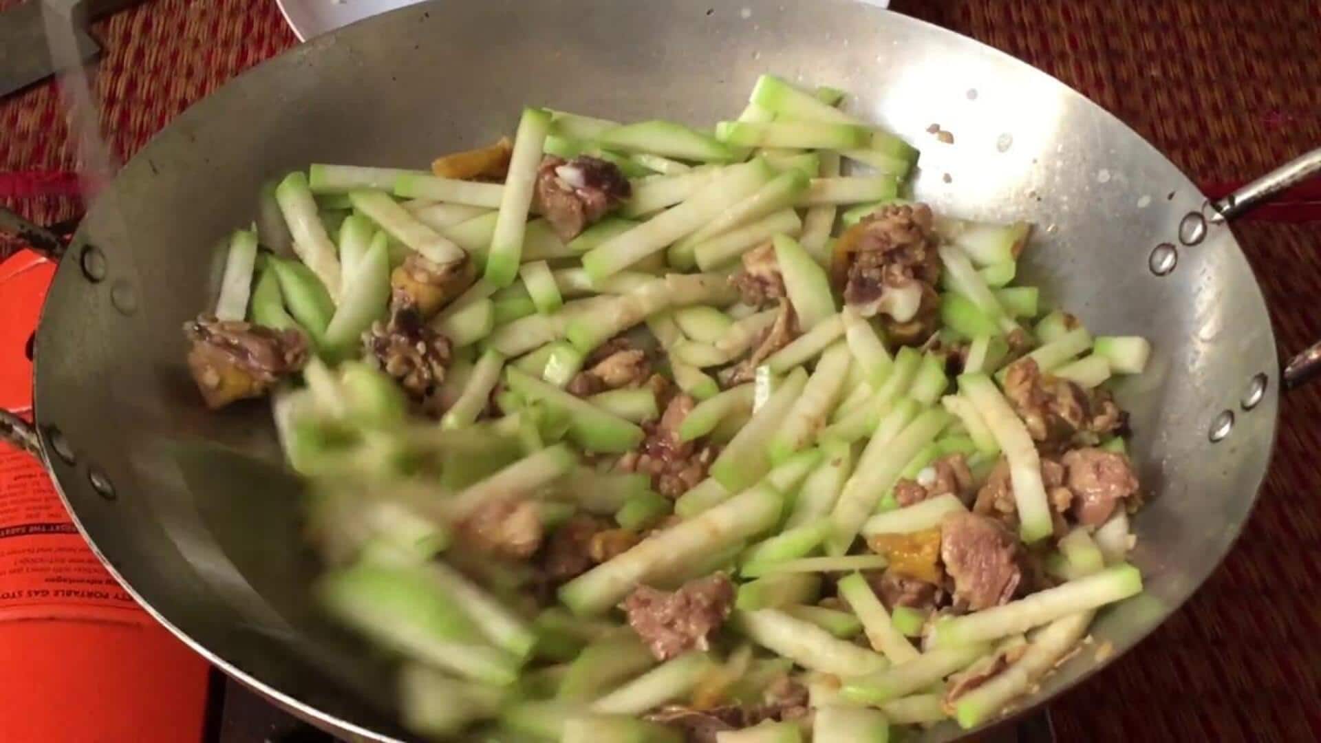 ฟักเขียวผัดถั่วลิสง: เมนูง่าย ๆ ที่ทำให้สบายใจ