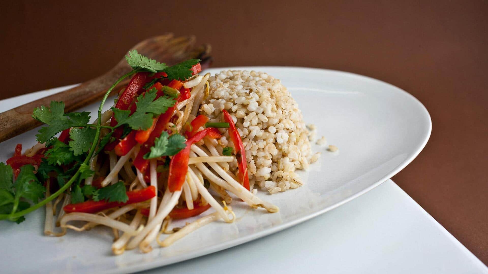 ถั่วงอกใบยาวผัดถั่วลิสงคั่วและพริก