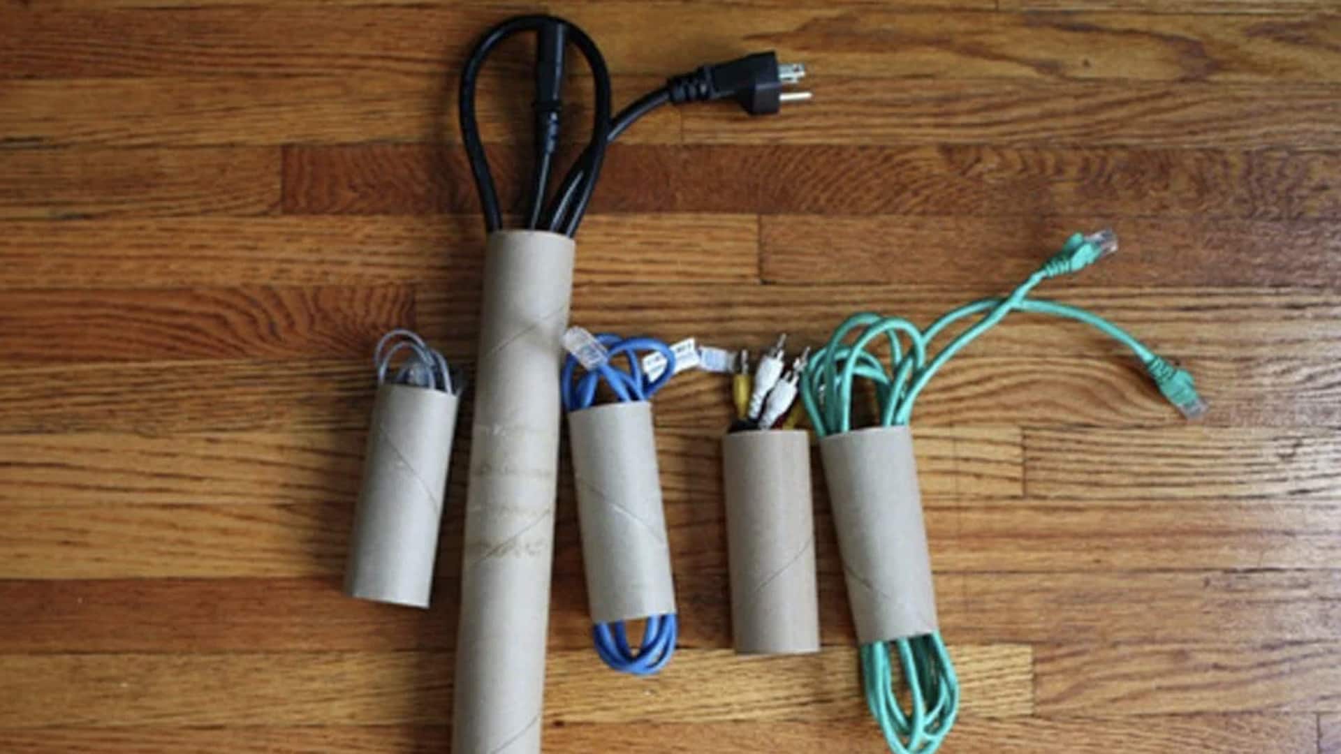 เคล็ดลับจัดระเบียบสายชาร์จและสายไฟอย่างประหยัด ง่ายๆ ที่บ้าน