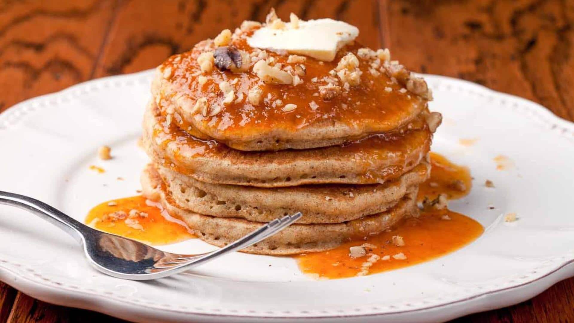 แพนเค้กแป้งรากี เสิร์ฟพร้อมน้ำเชื่อมจากน้ำตาลปี๊บ 