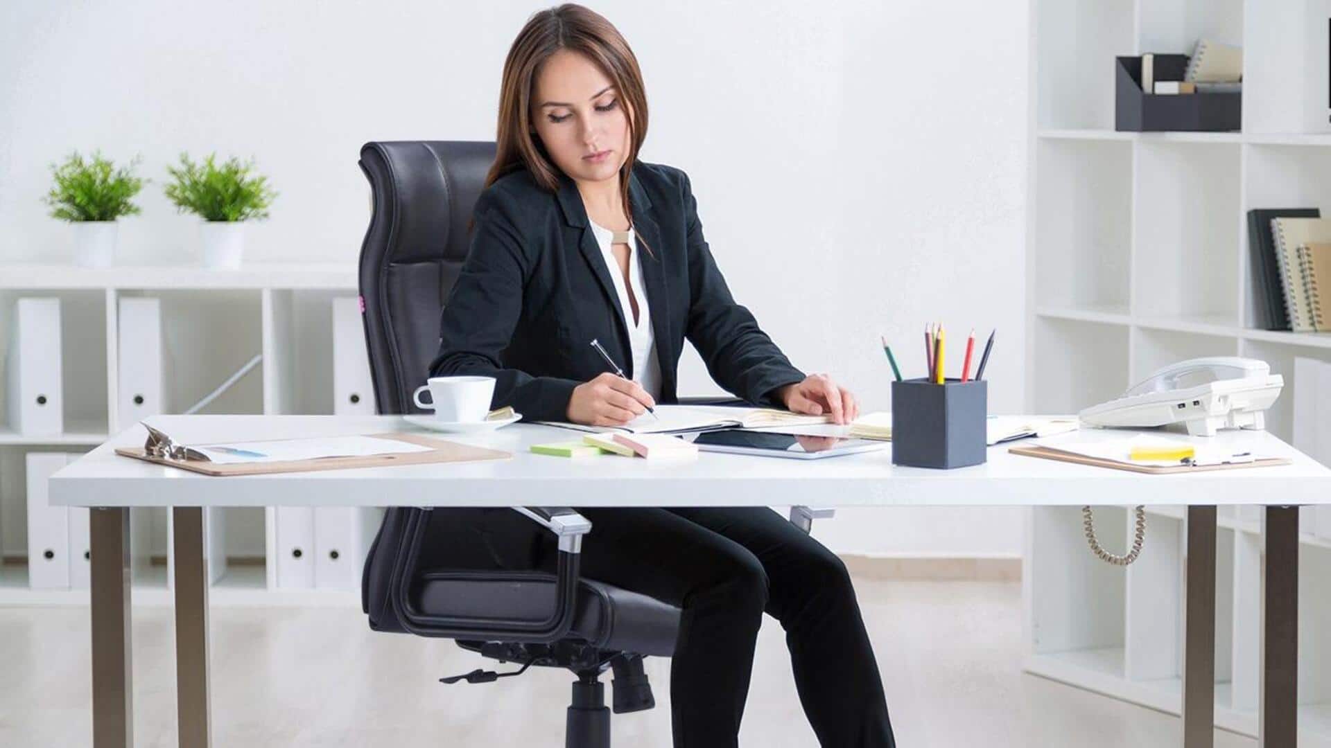 ปรับเปลี่ยนพื้นที่ทำงานที่โต๊ะเพื่อคลายความเมื่อยล้าคอ