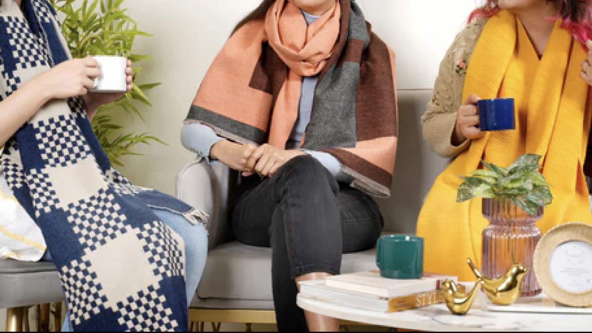 5 สไตล์แมตช์ผ้าพันคอจีบให้ดูชิค