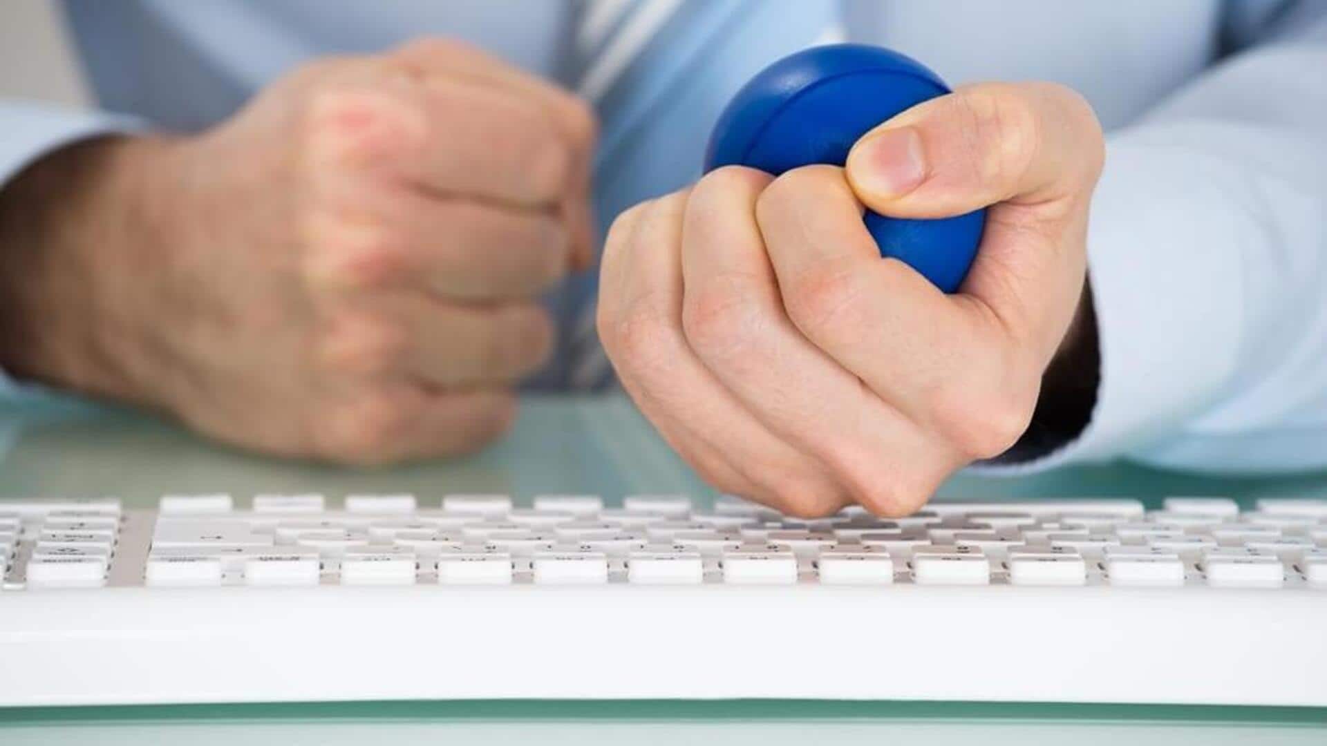 บรรเทาอาการเมื่อยข้อมือด้วยลูกบอลนุ่ม