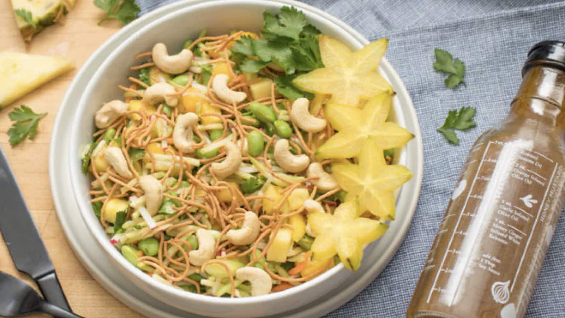 สลัดสับปะรดรสเปรี้ยวกับเม็ดมะม่วงหิมพานต์