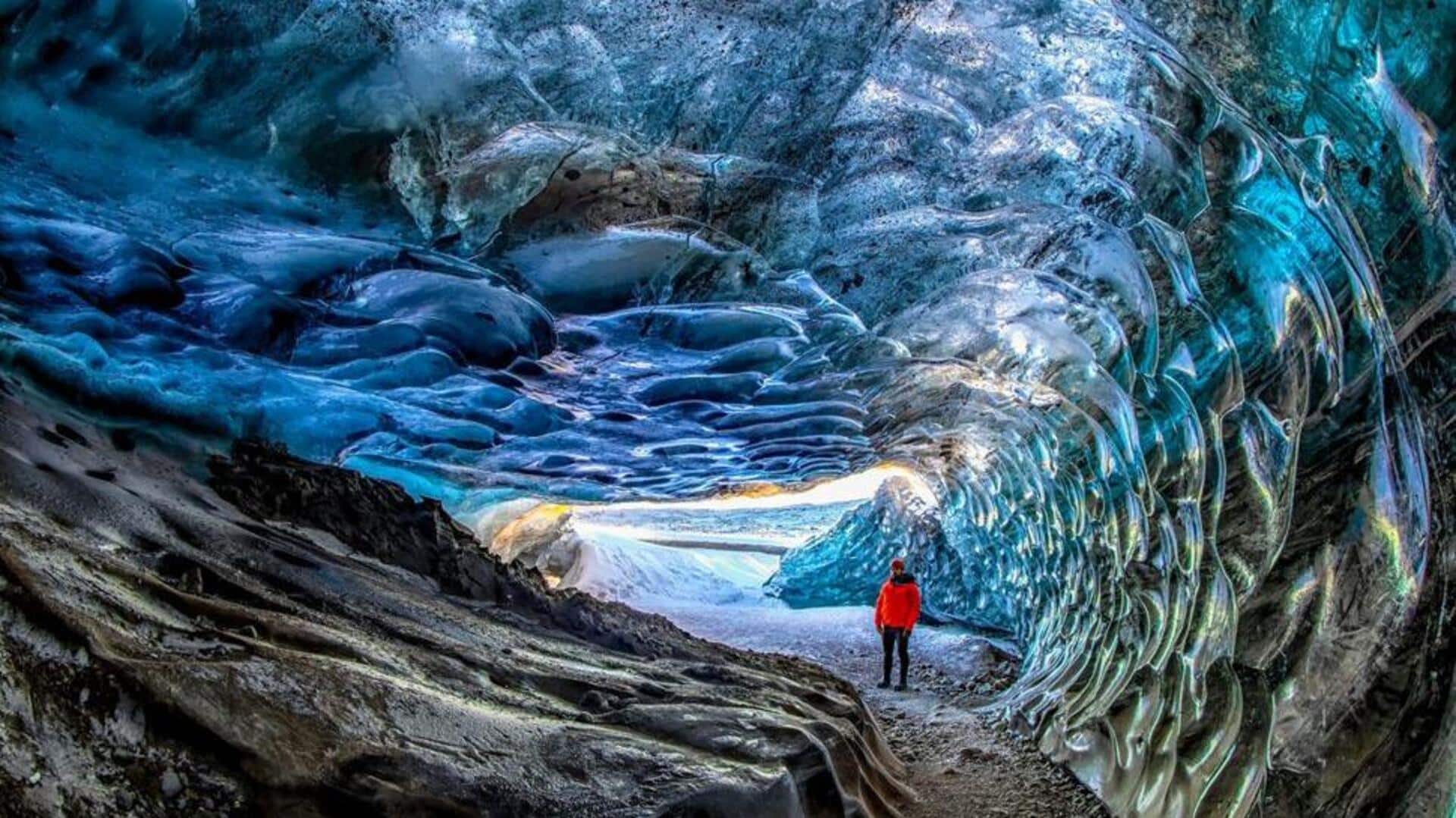 สำรวจความงามของถ้ำธารน้ำแข็งในไอซ์แลนด์