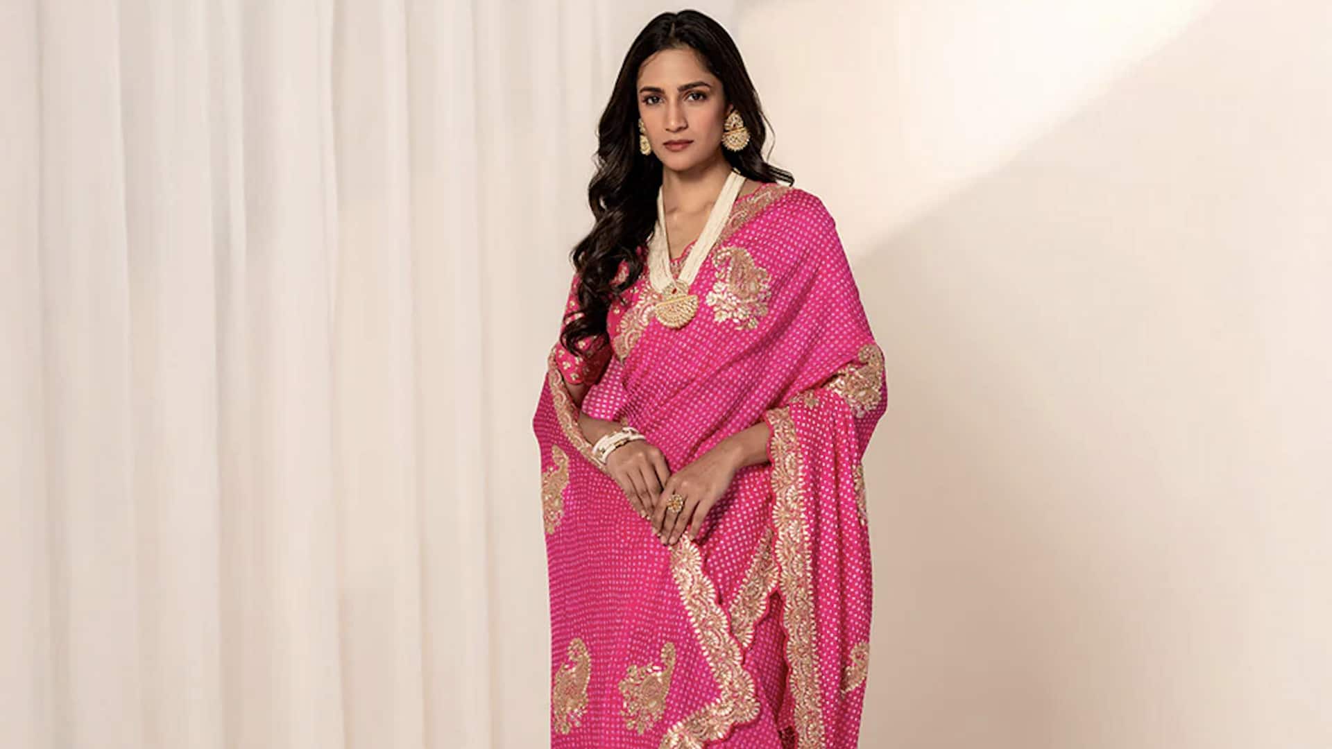 สไตล์ที่เข้ากับผ้าซารีพิมพ์ไทดายอินเดีย