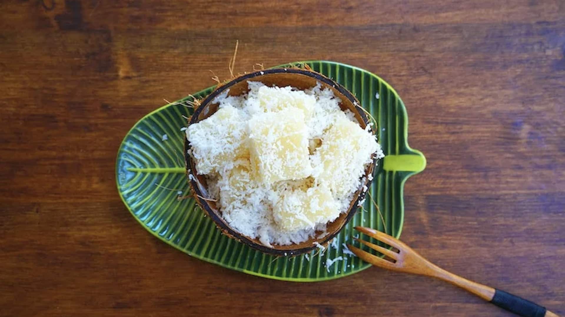 มันสำปะหลังนึ่งเสิร์ฟคู่ครัมเบิลงาข้าวมะพร้าว