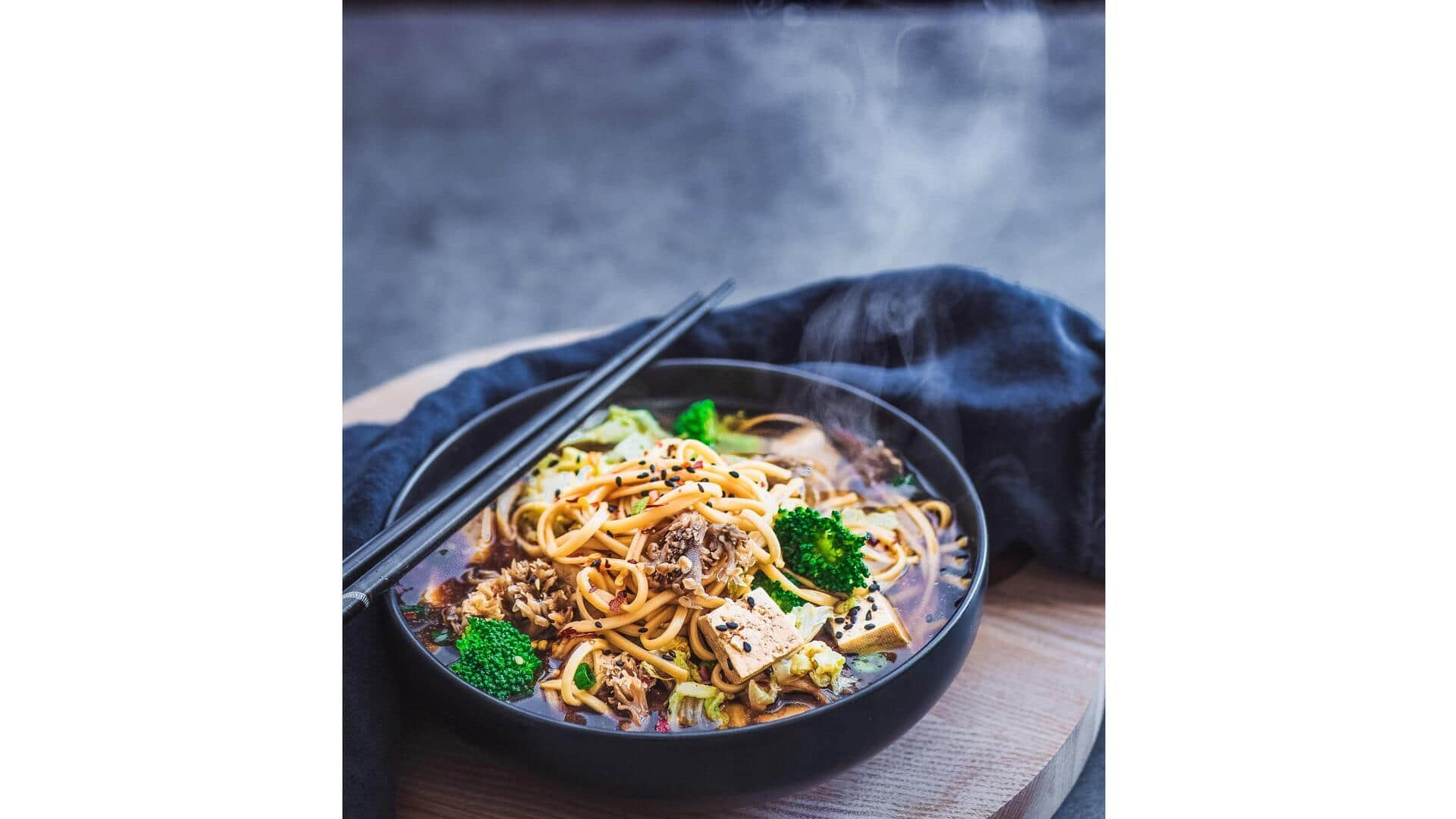 ก๋วยเตี๋ยวซูกินีราดซอสถั่วลิสงมะพร้าวเผ็ด  วิธีทำอาหารมังสวิรัติแบบไทย