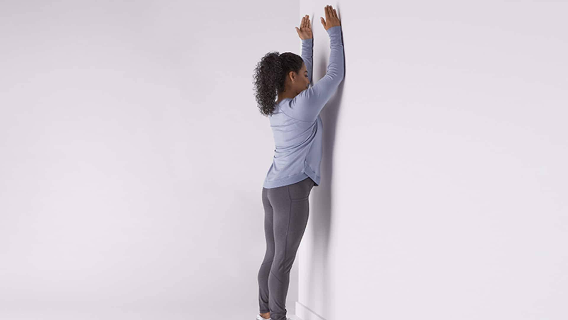 เสริมกล้ามเนื้อไหล่ด้วยท่าวอลล์สไลด์ง่าย ๆ 