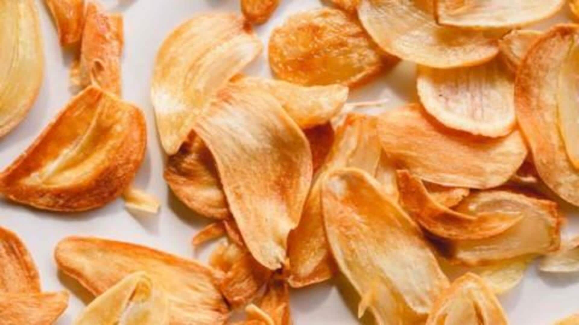 ชิปส์กระเทียมกรอบ สูตรง่าย ๆ กรอบ อร่อย หยุดไม่อยู่