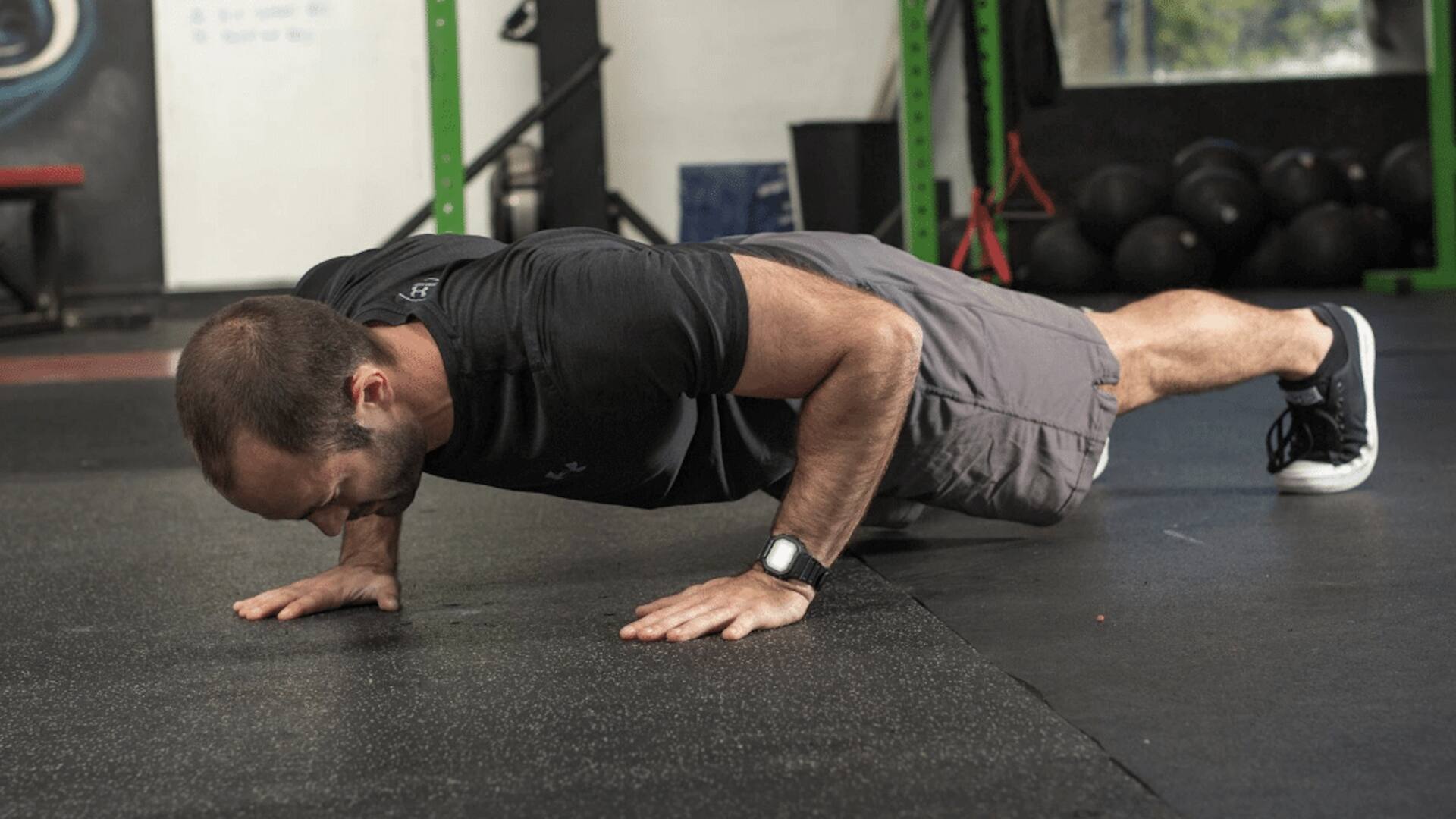 เทคนิคดันพื้นข้อศอกเพื่อเสริมสร้างกล้ามเนื้อหลายส่วน