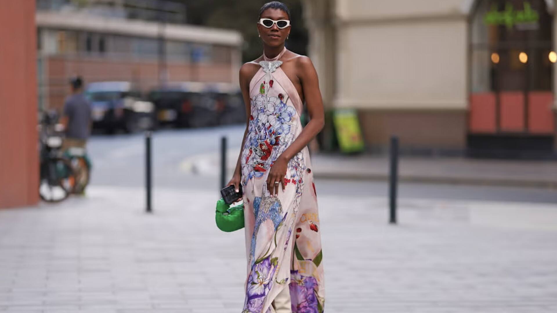 5 สไตล์แฟชั่นที่แมตช์กับเดรสแม็กซี่ลายดอกไม้ได้ลงตัว