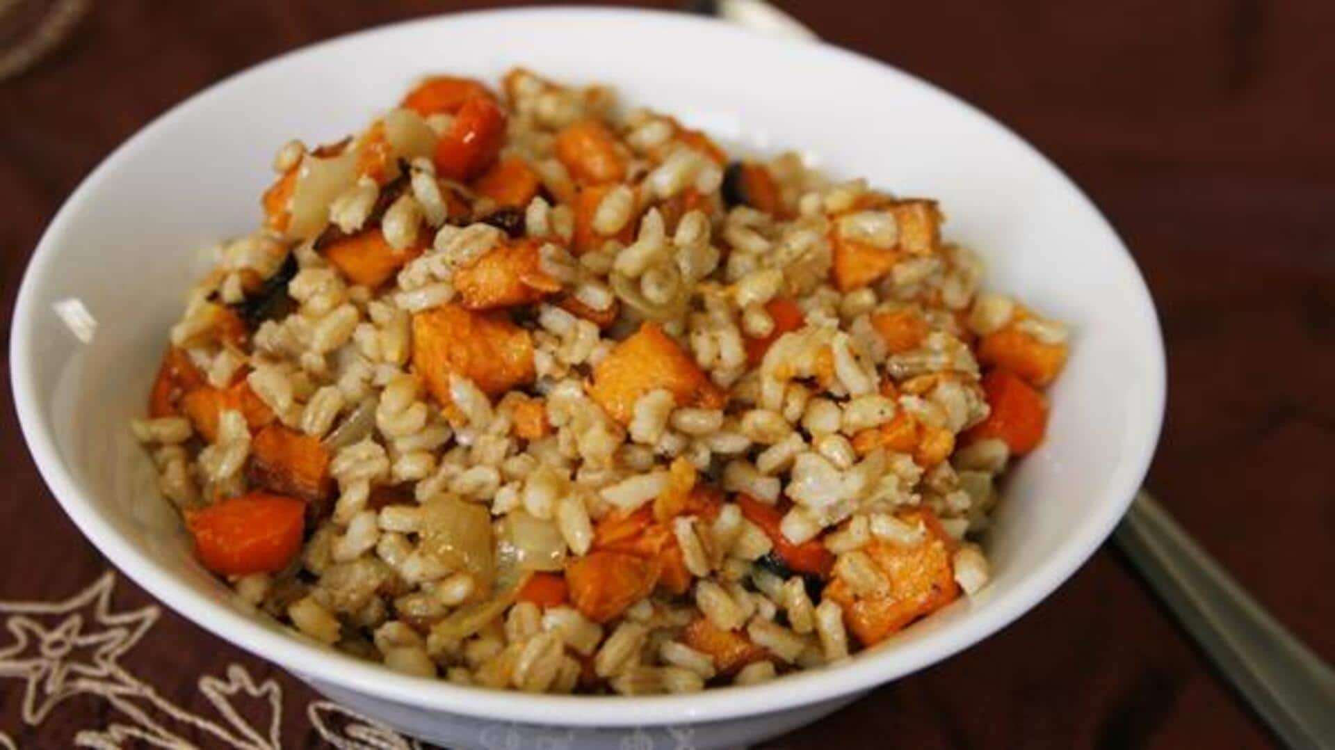 เมนูสลัดข้าวบาร์เลย์เพิร์ลรสเปรี้ยวกับผักย่างท้องถิ่น