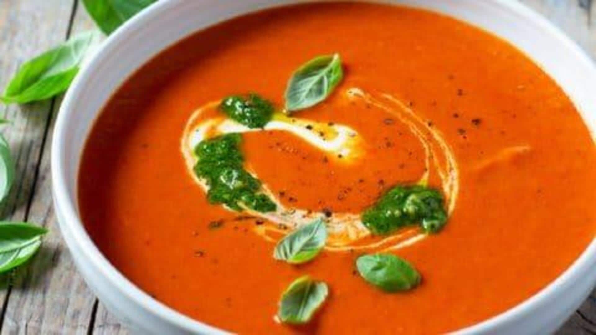 ซุปพริกหวานแดงรสละมุนกับใบโหระพาสด ซุปพริกหวานแดงรสละมุนกับใบโหระพาสด