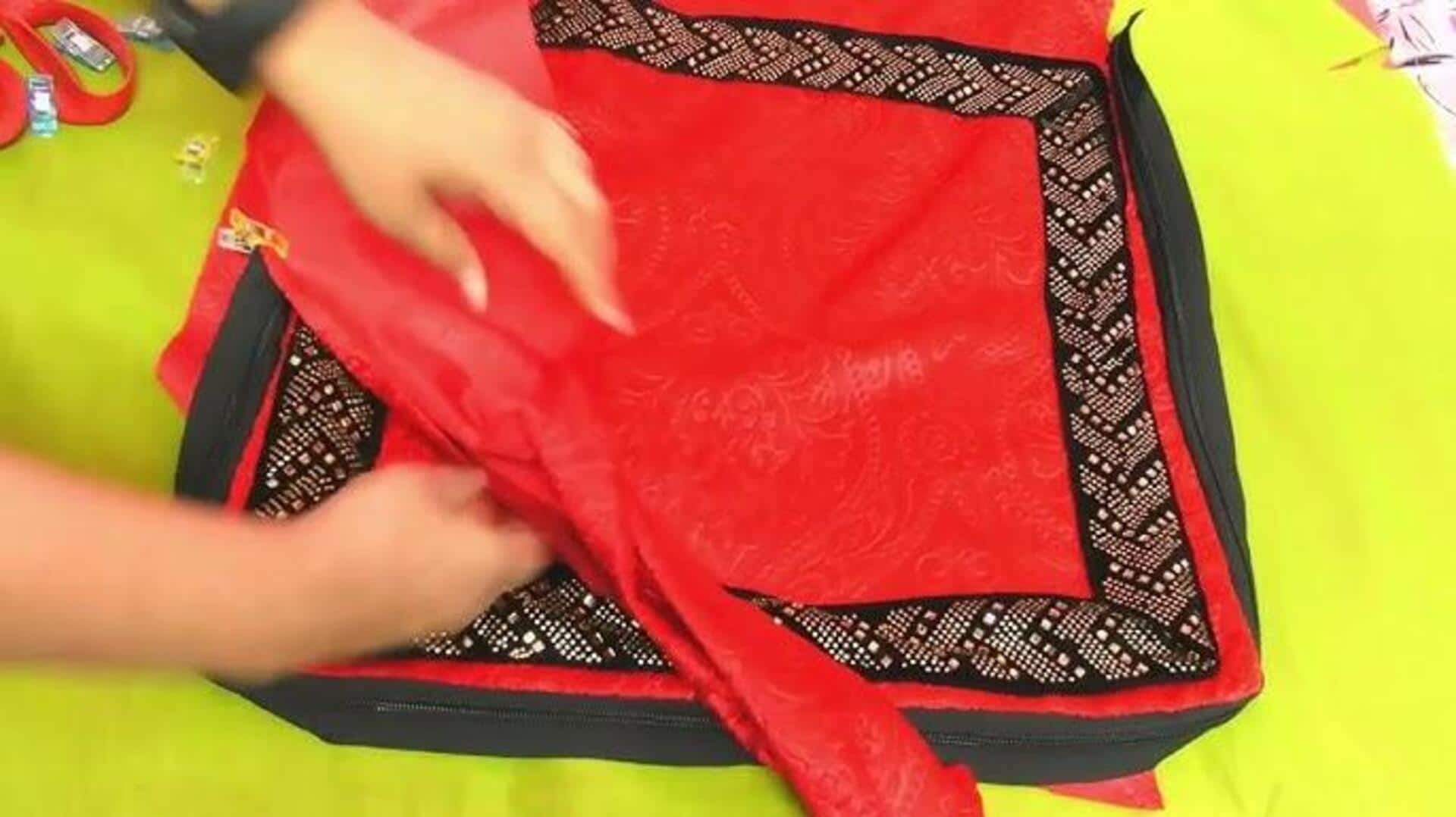 รีไซเคิลผ้าส่าหรีเก่าให้กลายเป็นม่านสุดเก๋ 