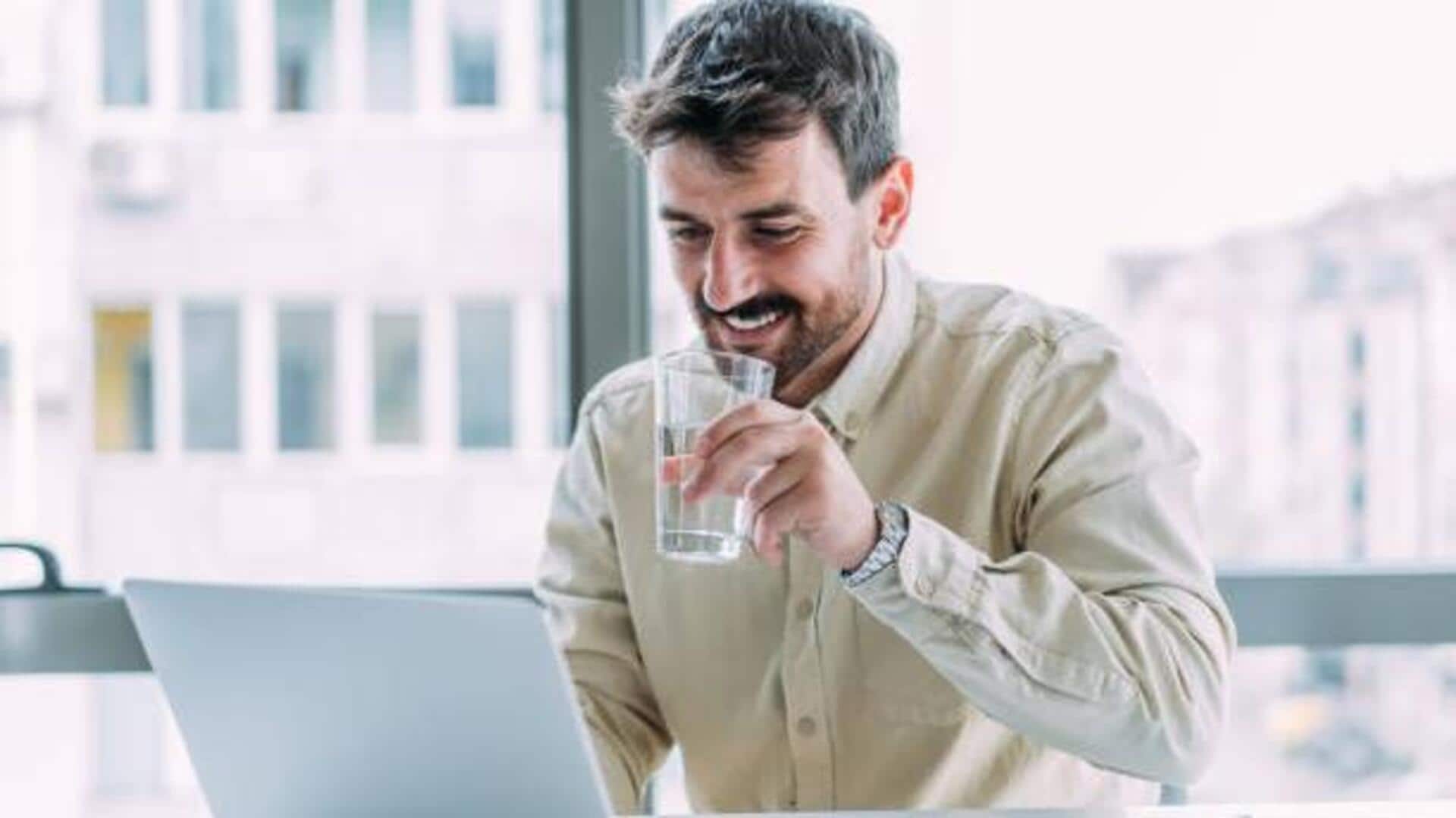 เพิ่มนิสัยการดื่มน้ำง่ายๆ ด้วยการวางแก้วน้ำไว้บนโต๊ะทำงาน