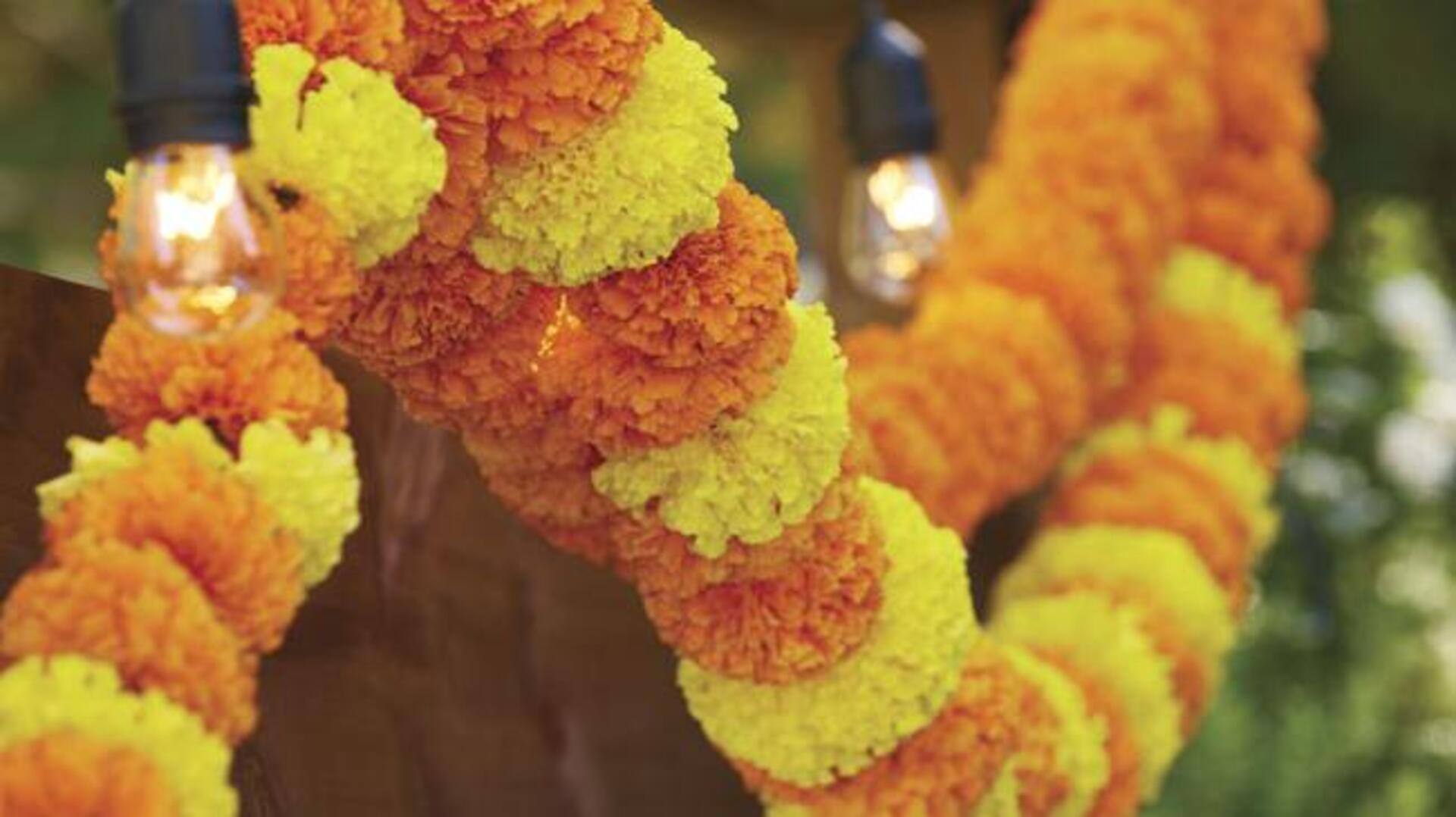 เปลี่ยนบรรยากาศบ้านให้อบอุ่นด้วยพวงมาลัยดอกดาวเรือง