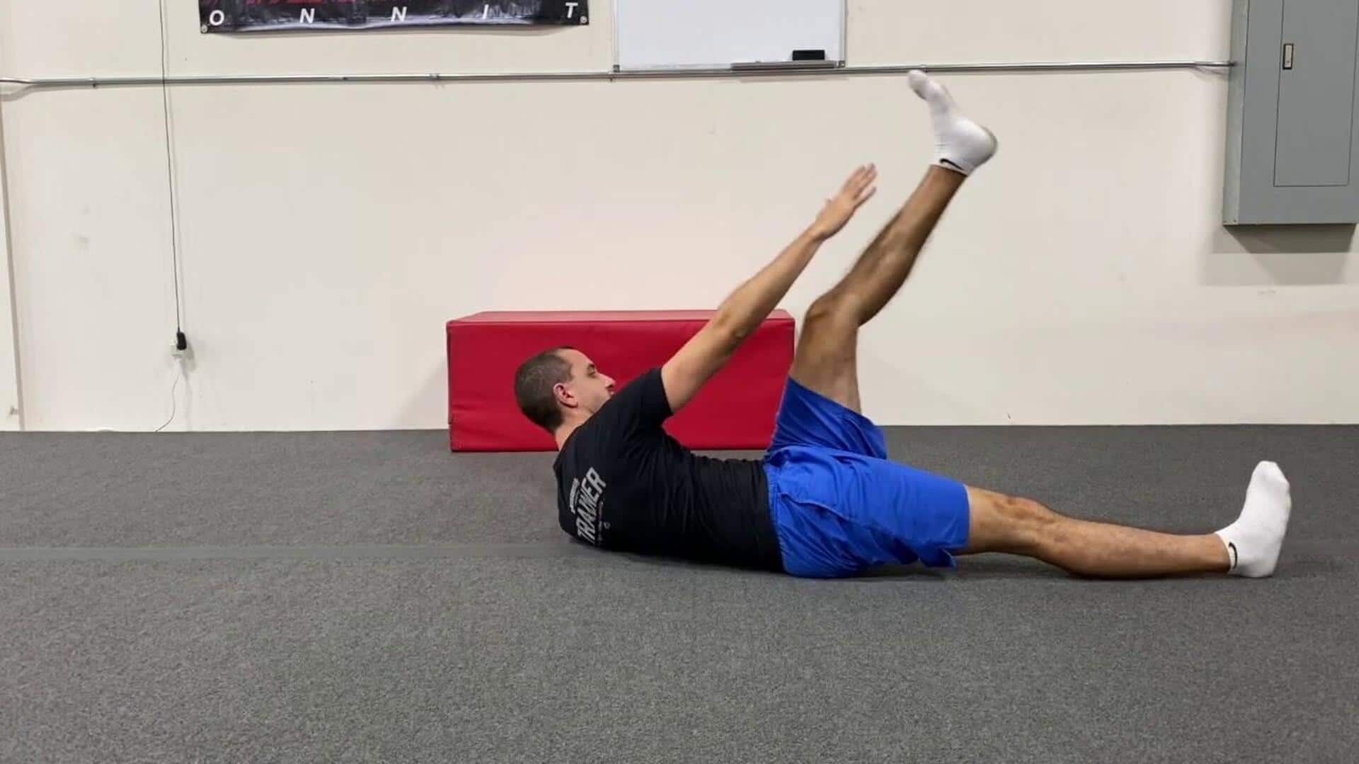 ฟิตกล้ามท้องด้วยท่าแตะนิ้วเท้าเฉียง ทำได้ทุกที่