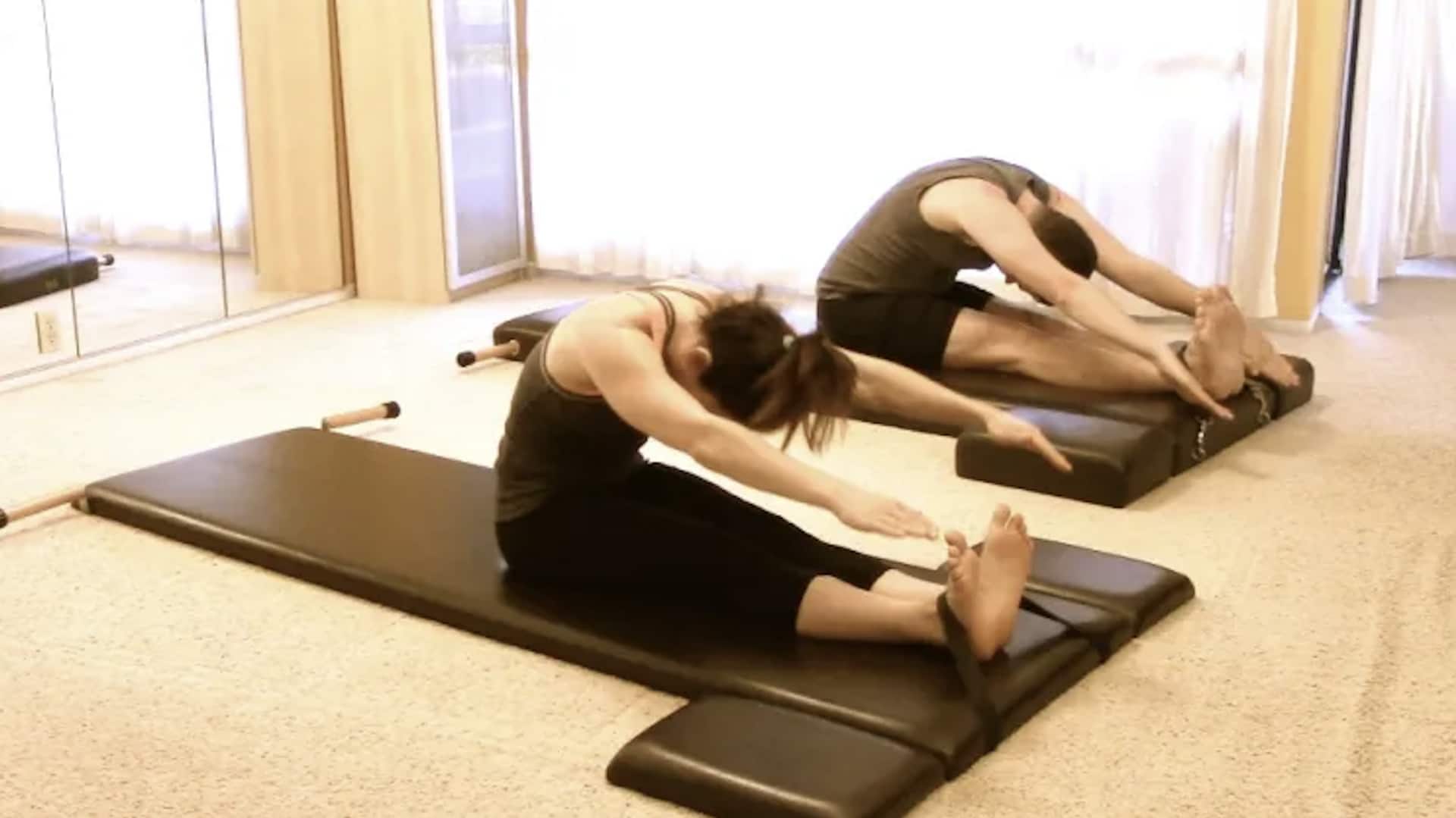 พิลาทิสโรลอัพ: วิธีฝึกและประโยชน์