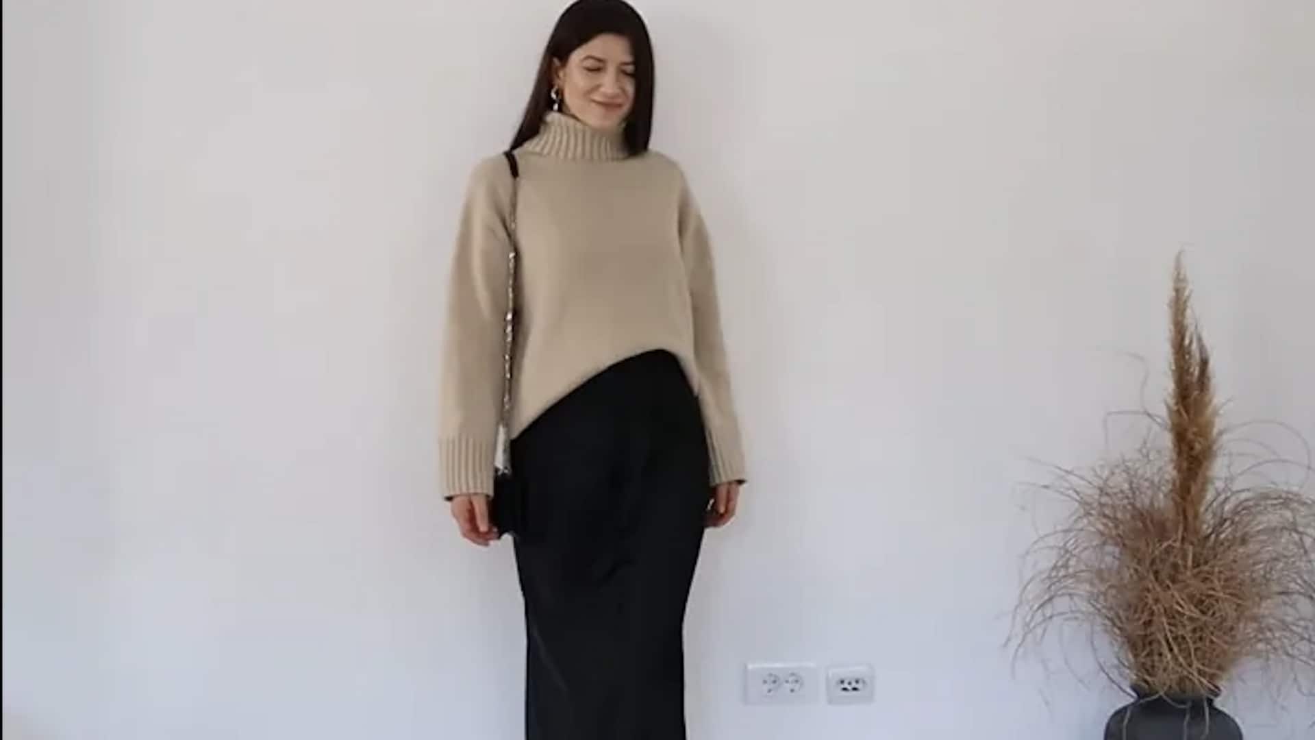 ไอเดียแมตช์กระโปรงพันกับเสื้อคอเต่าให้ลุคปัง