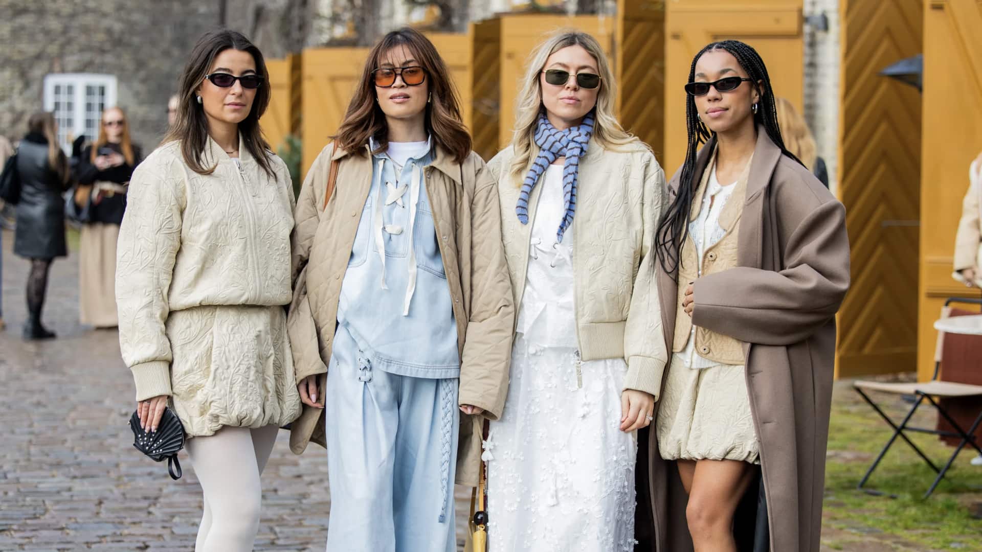 5 สไตล์แฟชั่นที่แมตช์กับแจ็กเก็ตผ้าลูกฟูกแบบมีเข็มขัดได้ลงตัว