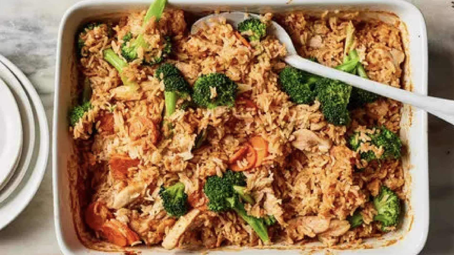 ข้าวมะพร้าวขมิ้นหอมๆ โรยถั่วลิสงคั่ว