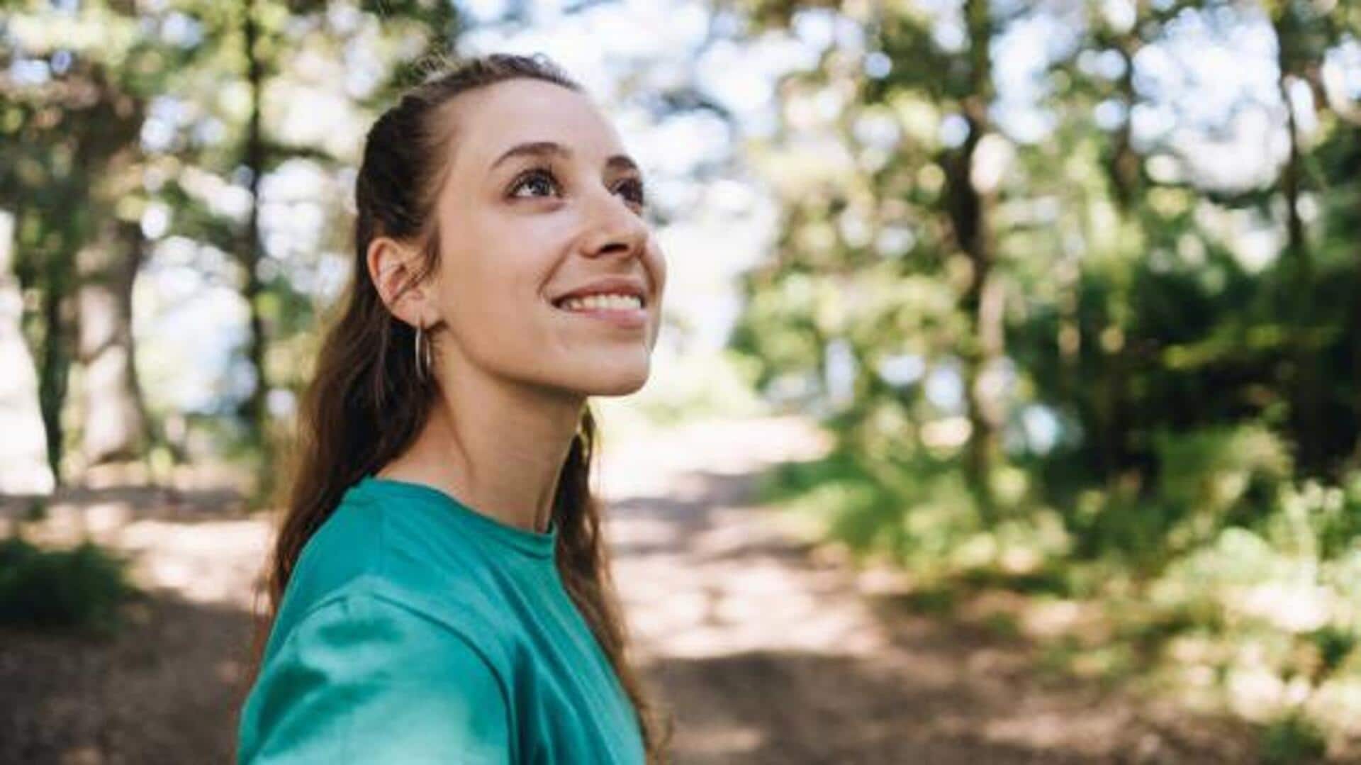 เดินเล่นกลางแจ้งอย่างมีสติ: 5 วิธีเพิ่มพลังชีวิตและสมาธิ