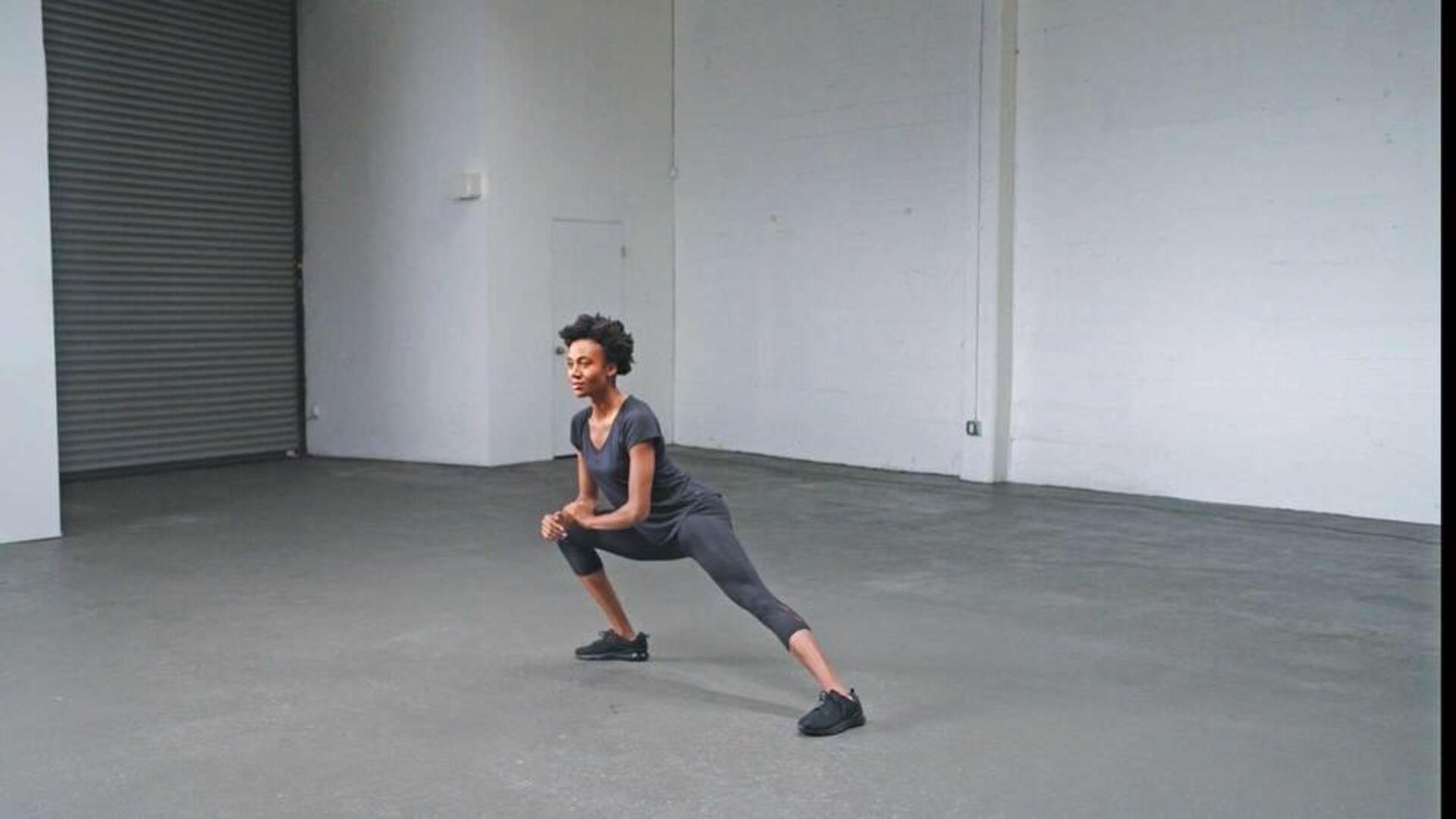 ฝึกท่าลันจ์ด้านข้างเพื่อสะโพกที่มั่นคงและสมดุลร่างกาย 