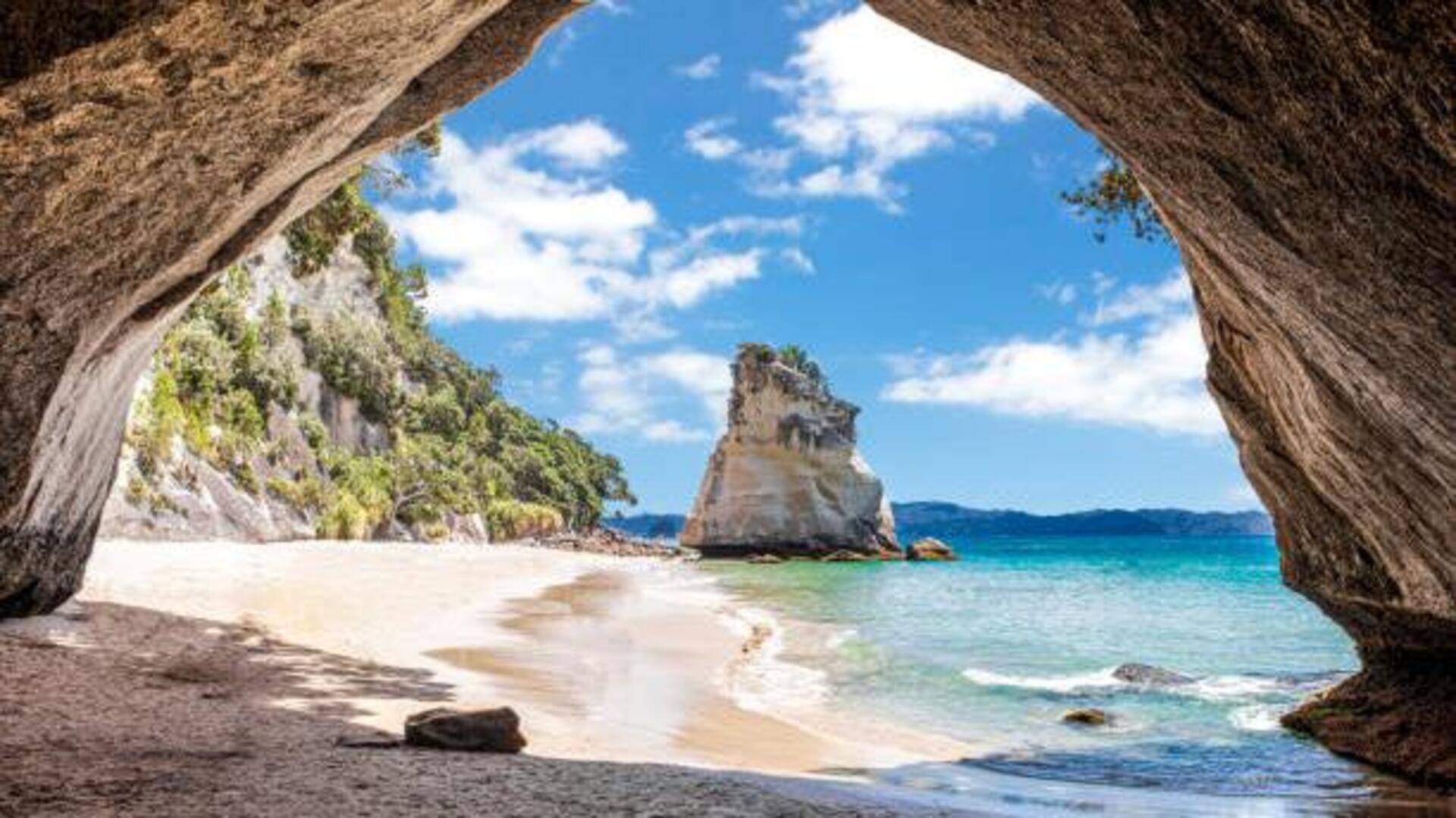 ชายหาดทรายขาวบริสุทธิ์ในนิวซีแลนด์สำหรับการเดินทาง